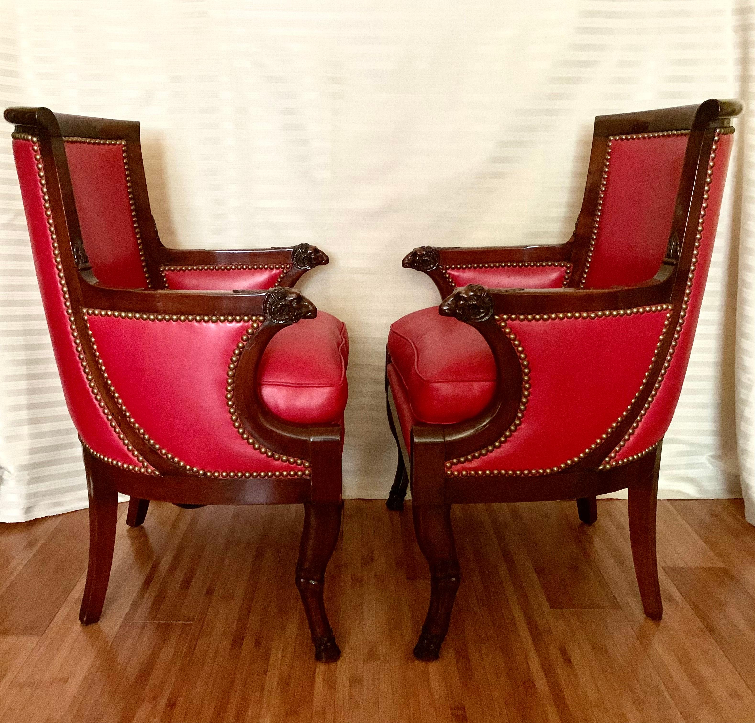 Rare ensemble de quatre fauteuils Bergères en acajou sculpté à tête de bélier de style Empire en vente 9