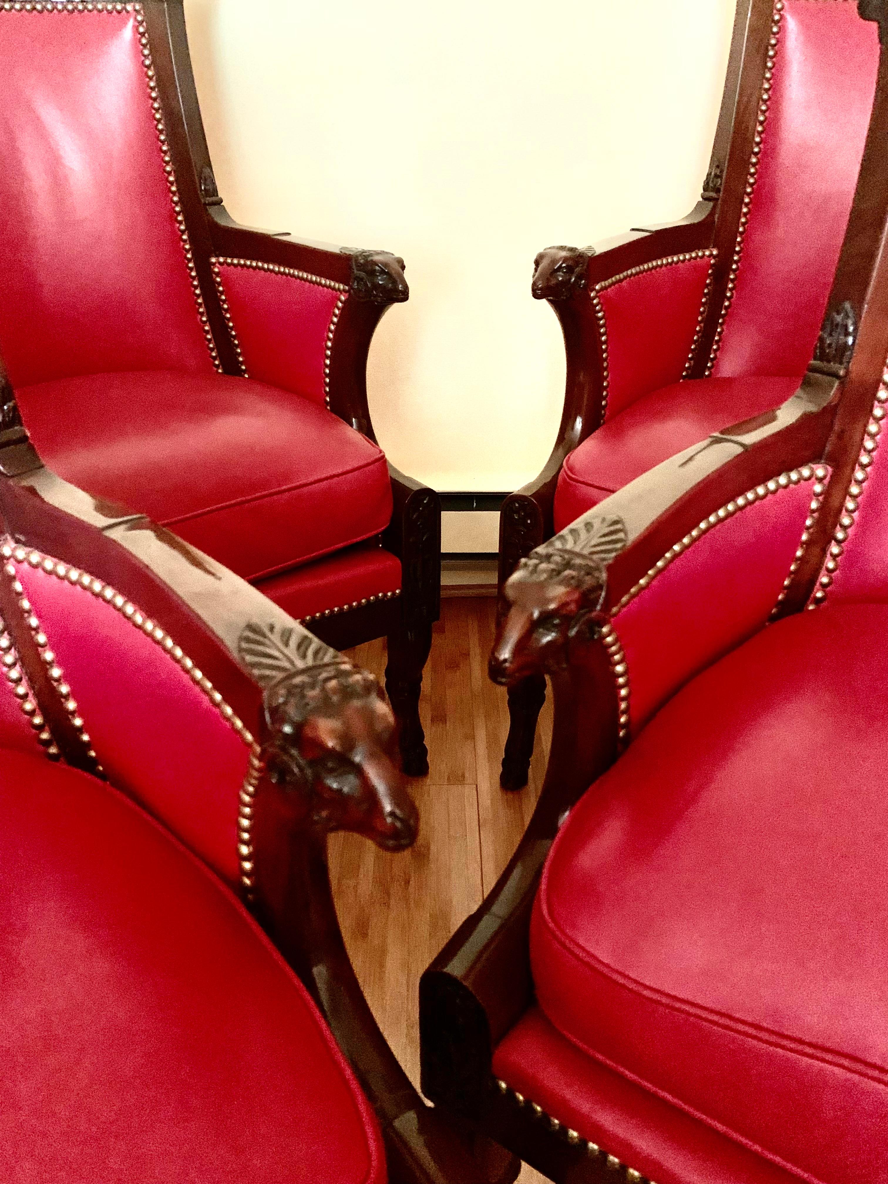 Français Rare ensemble de quatre fauteuils Bergères en acajou sculpté à tête de bélier de style Empire en vente