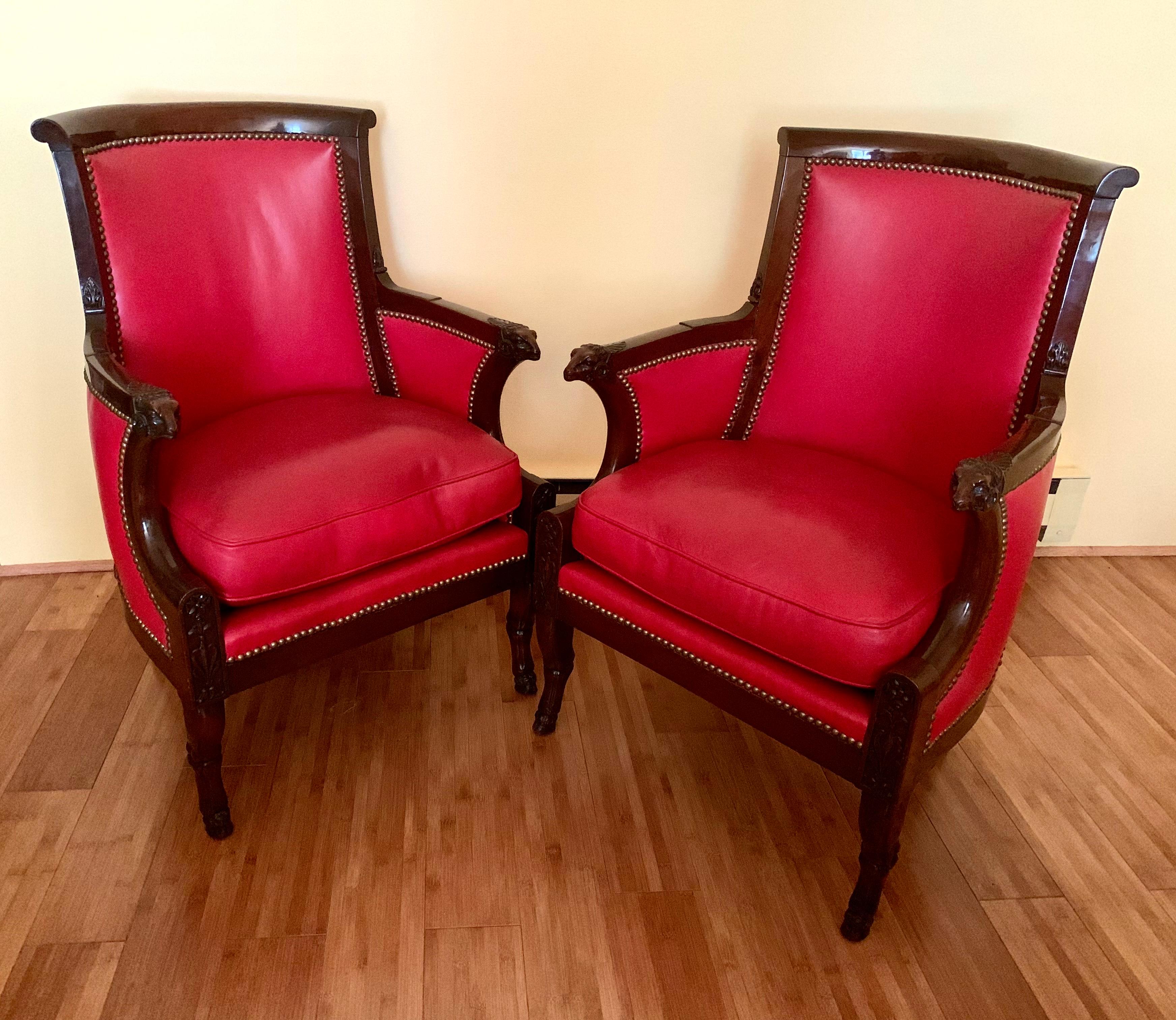 Rare ensemble de quatre fauteuils Bergères en acajou sculpté à tête de bélier de style Empire en vente 2