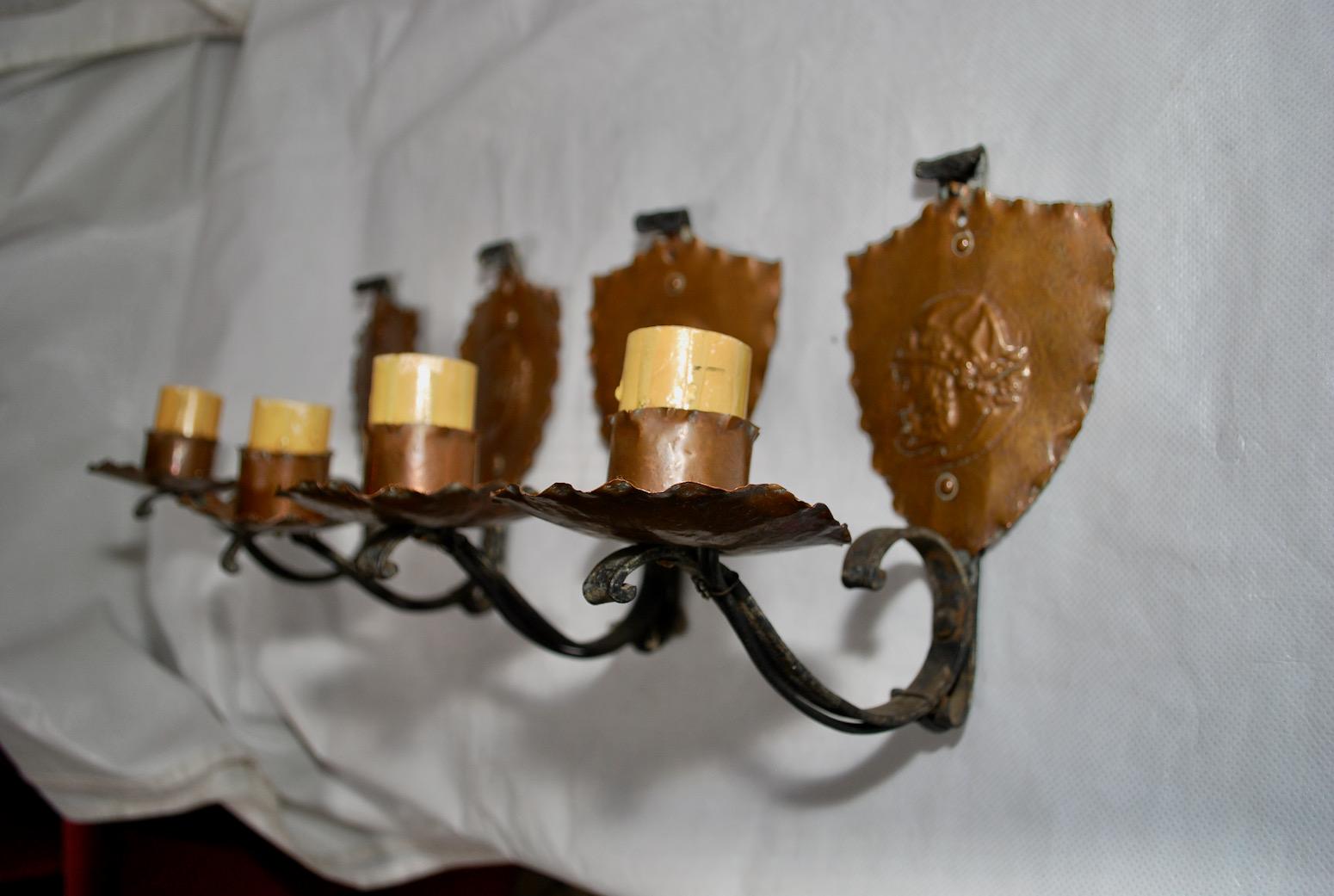 Rare ensemble de quatre appliques françaises des années 1920 en fer forgé et cuivre en vente 2