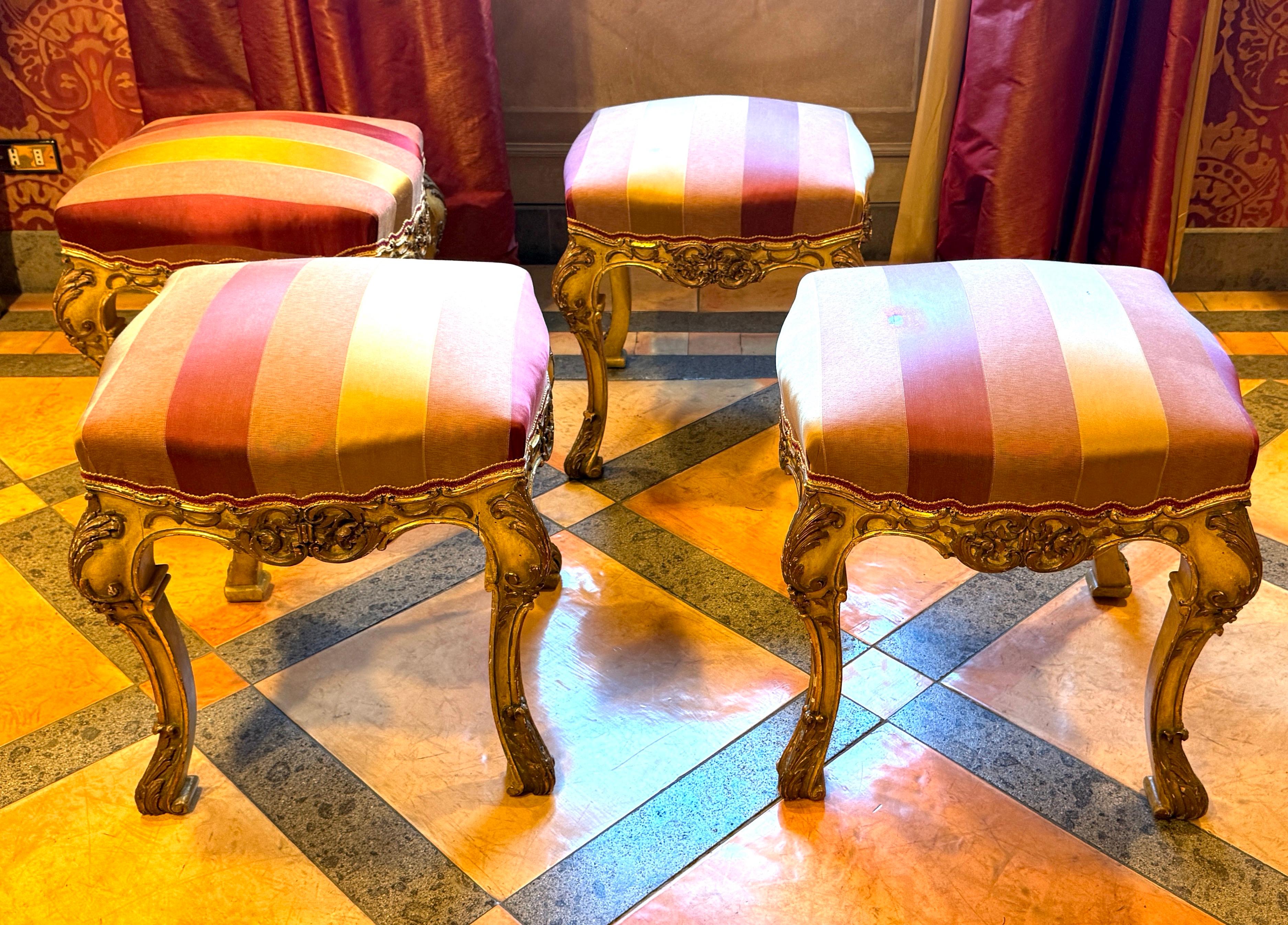 Ces objets finement sculptés  doré et peint  Les tabourets carrés ajoutent une belle touche à vos espaces de vie. Elles sont sculptées sur les quatre côtés et dotées d'élégants pieds cabriole. Excellent état de la dorure.

Provenance d'un 