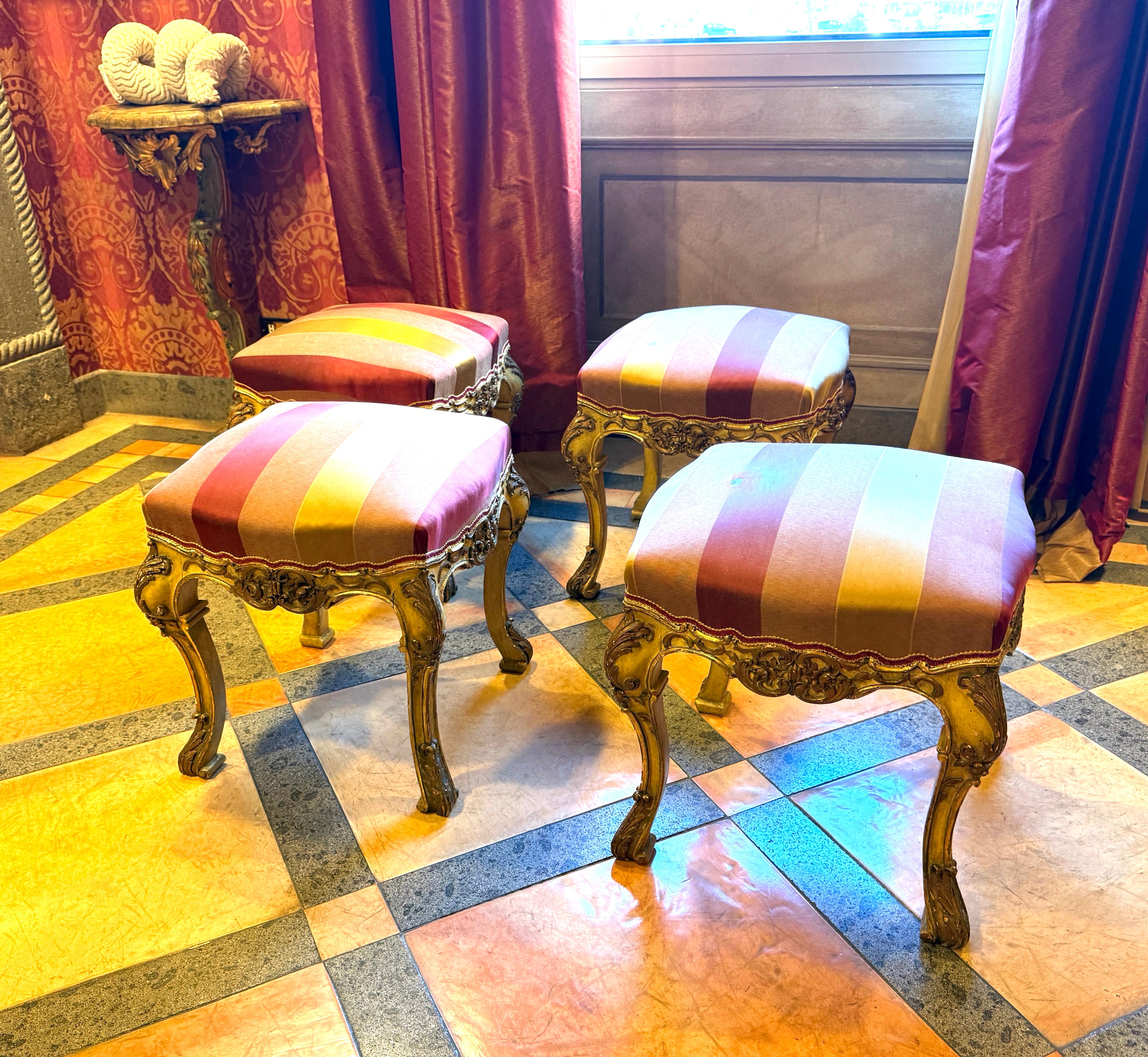 Louis XV Rare ensemble de quatre bois dorés et peints  Tabourets, Italie, XIXe siècle en vente