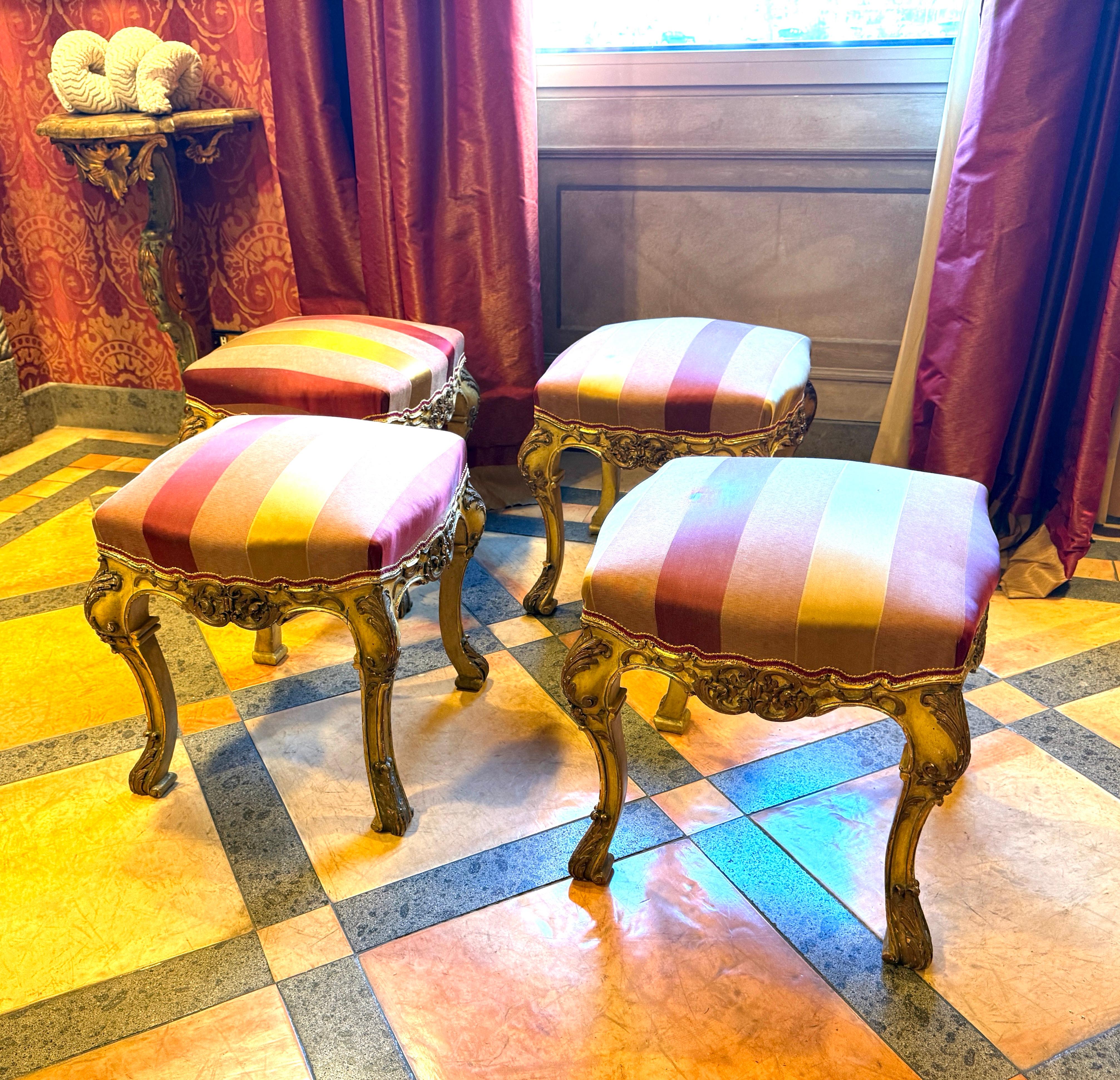 italien Rare ensemble de quatre bois dorés et peints  Tabourets, Italie, XIXe siècle en vente