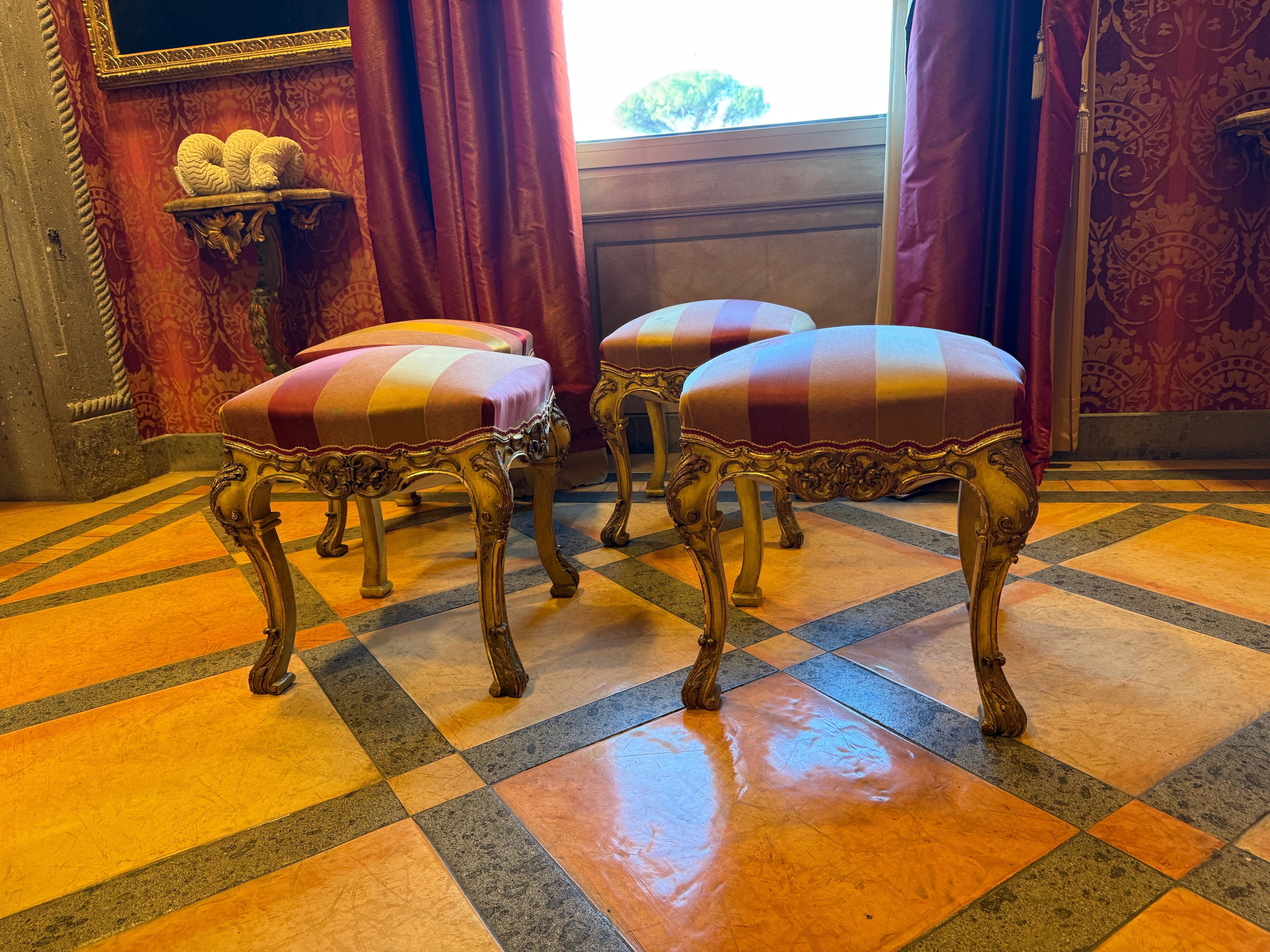 Sculpté à la main Rare ensemble de quatre bois dorés et peints  Tabourets, Italie, XIXe siècle en vente