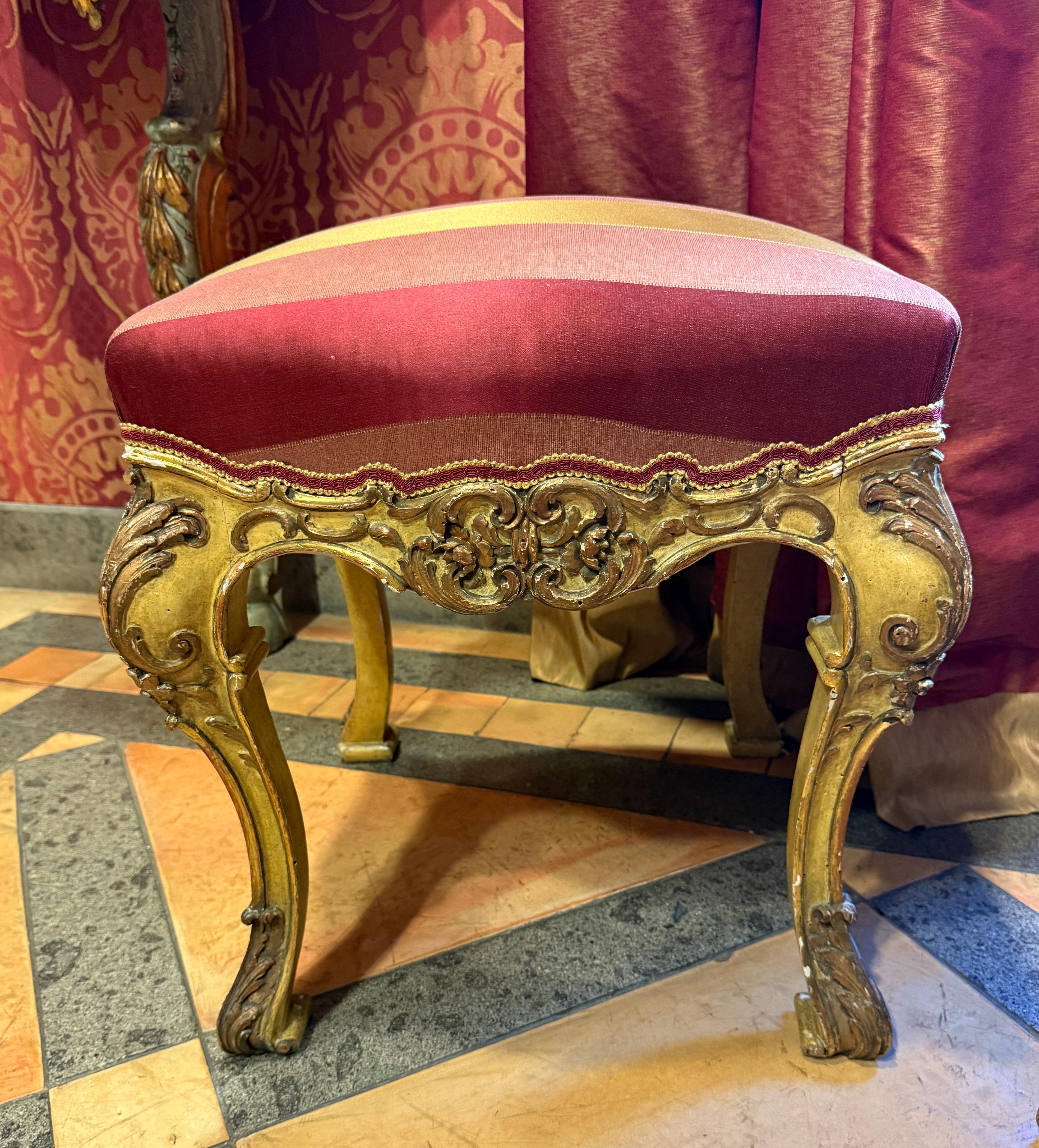 Rare ensemble de quatre bois dorés et peints  Tabourets, Italie, XIXe siècle Bon état - En vente à Rome, IT
