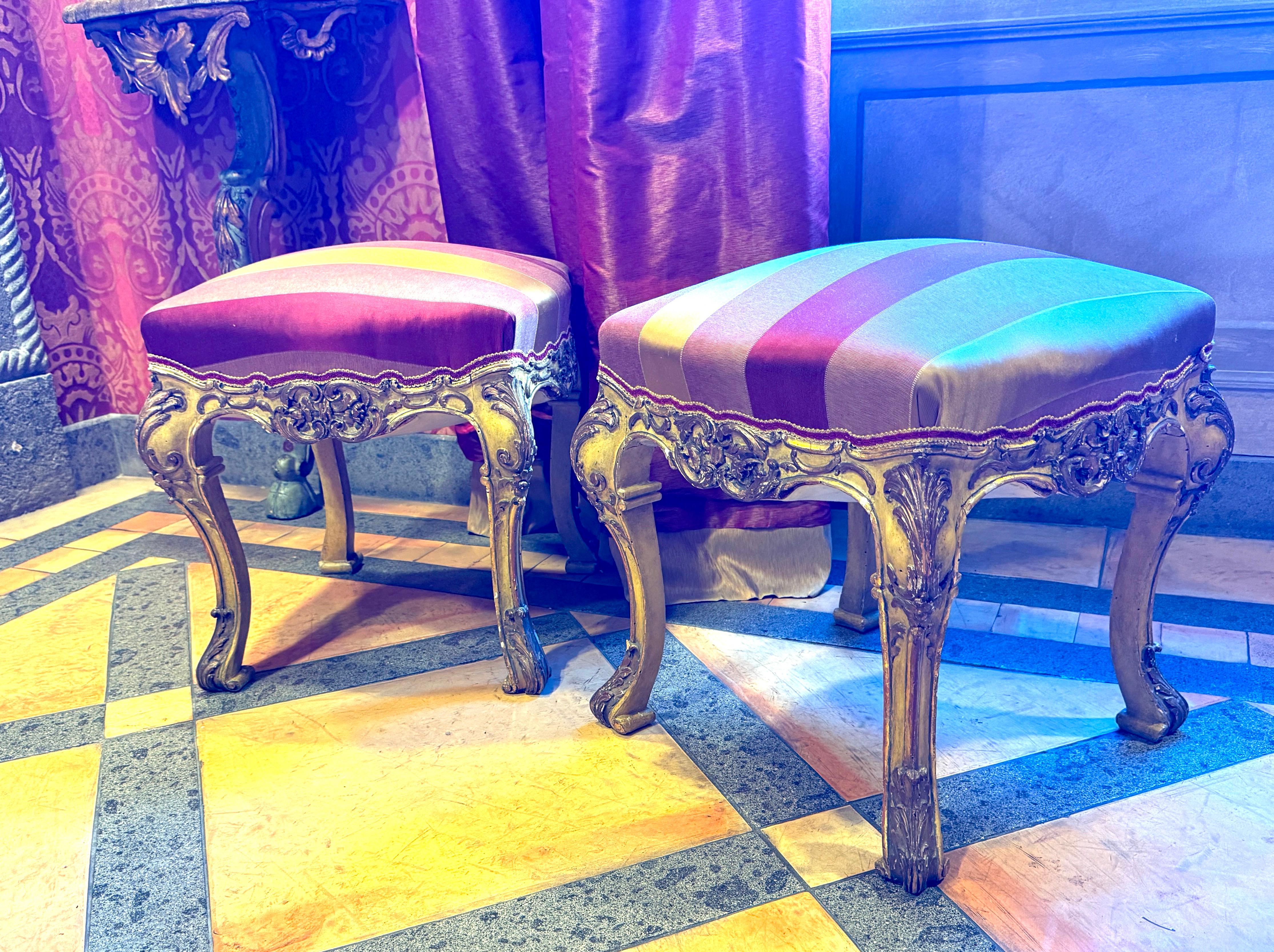 Bois doré Rare ensemble de quatre bois dorés et peints  Tabourets, Italie, XIXe siècle en vente