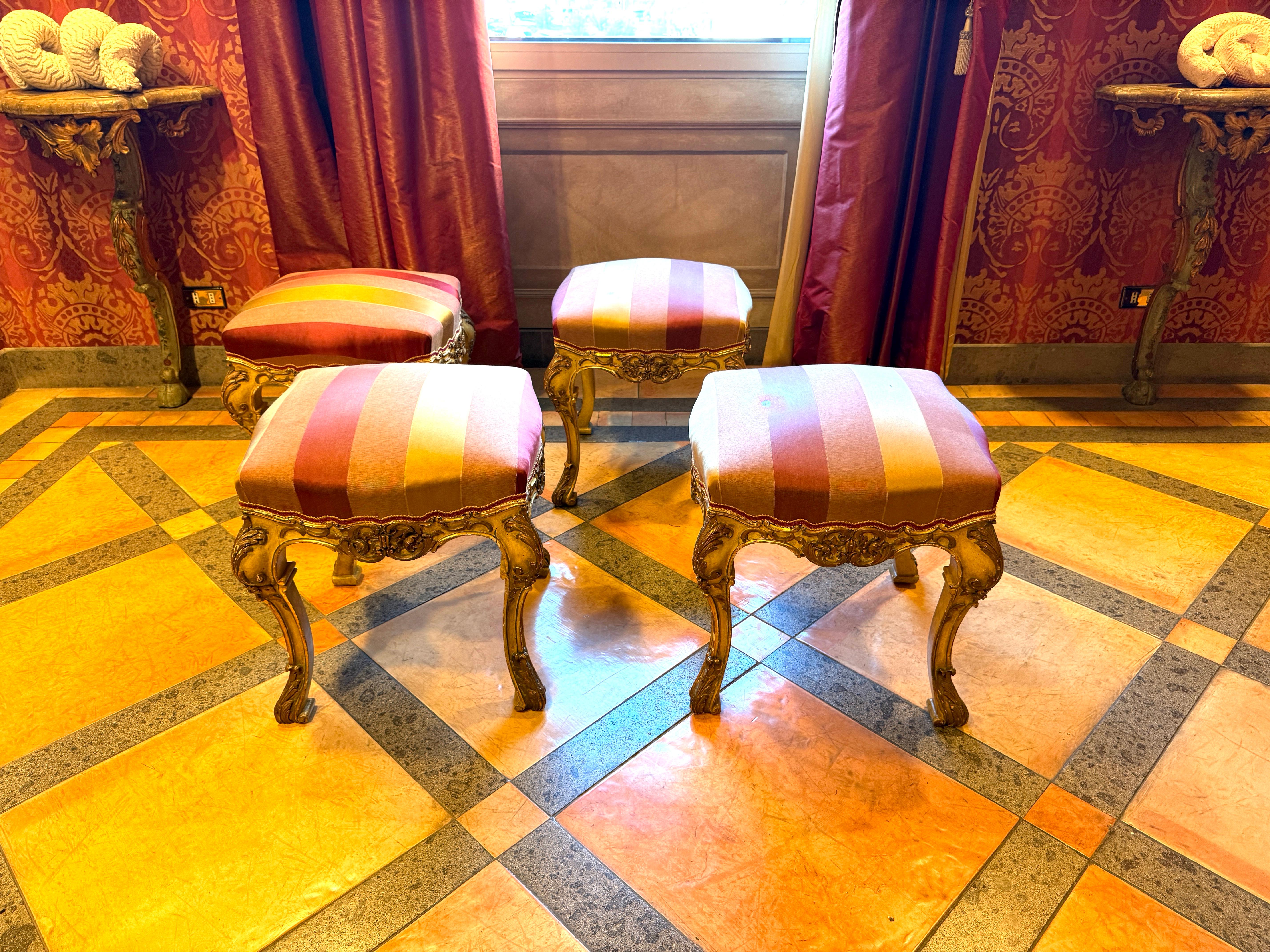 Rare ensemble de quatre bois dorés et peints  Tabourets, Italie, XIXe siècle en vente 1