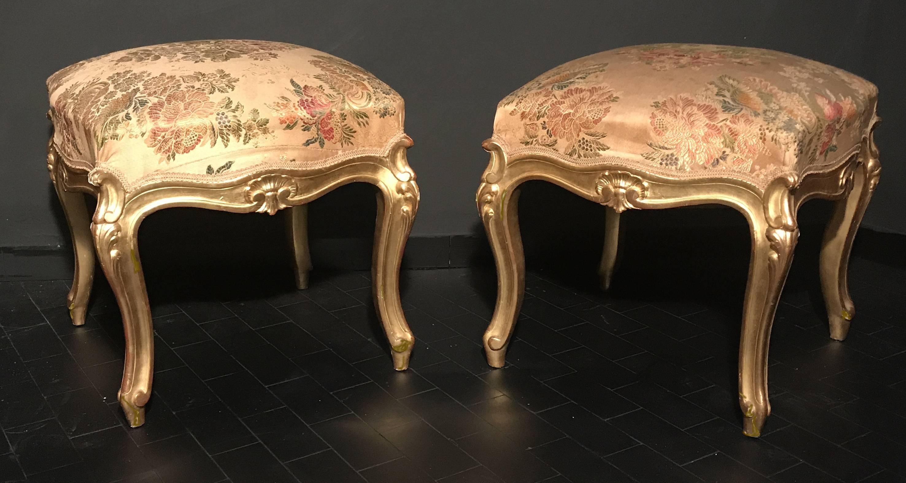 Louis XV Rare ensemble de quatre tabourets en bois doré, Italie, 19ème siècle en vente