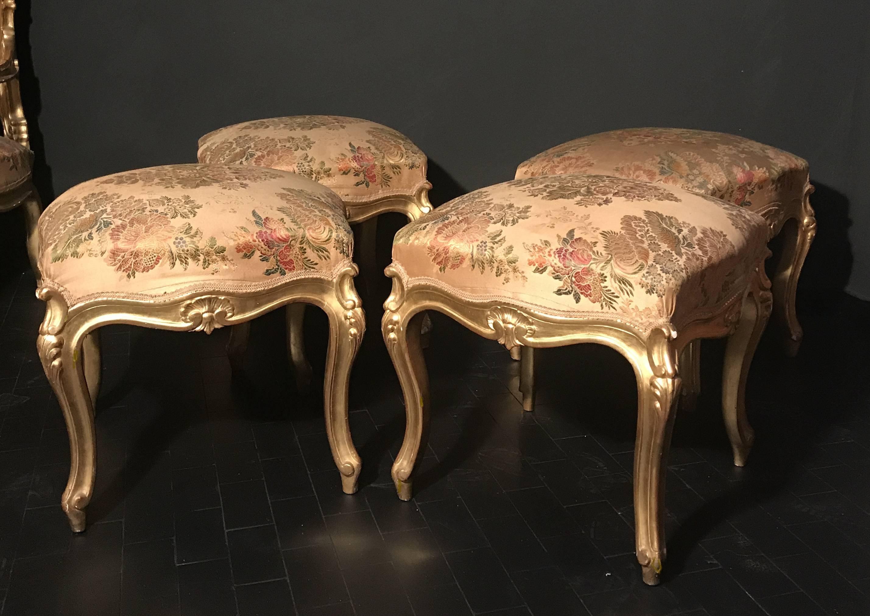 Rare ensemble de quatre tabourets en bois doré, Italie, 19ème siècle Bon état - En vente à Rome, IT