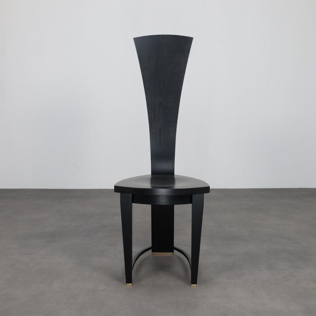 Ein seltenes und elegantes Set von vier italienischen Hochlehner-Esszimmerstühlen aus den 1990er Jahren. Die skulpturalen, ausgestellten Rückenlehnen und die sich verjüngenden Beine verleihen ihnen eine markante architektonische Präsenz, während der