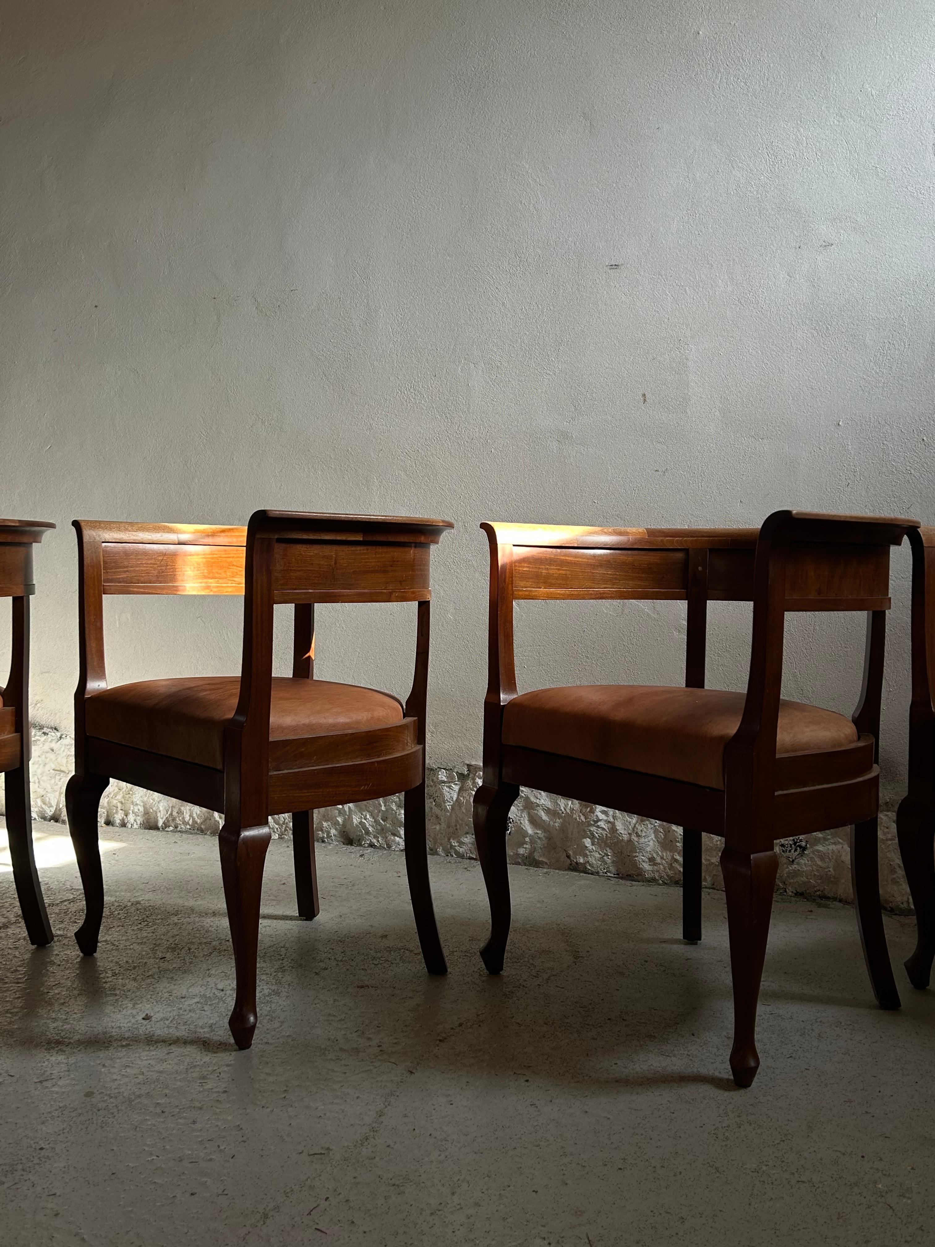 Un raro e molto collezionabile set di quattro poltrone Kaare Klint, realizzate in mogano massiccio e rivestite in pelle di Niger. Queste sedie sono una variante unica del design originale realizzato per Dansk Kunsthandel (Commercio d'Arte Danese),
