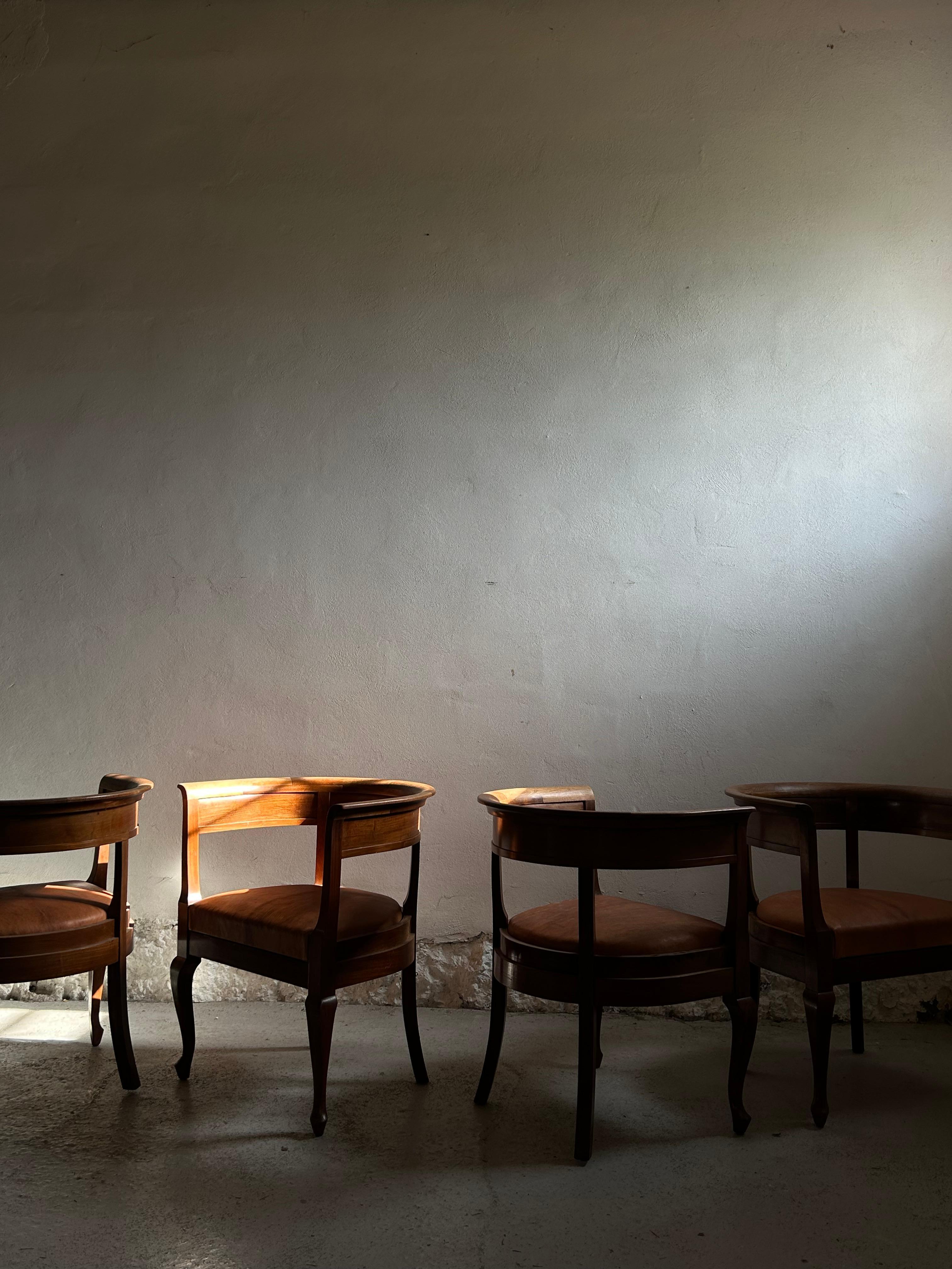 Scandinavo moderno Raro set di quattro poltrone Kaare Klint in mogano e pelle Niger, anni '20 in vendita