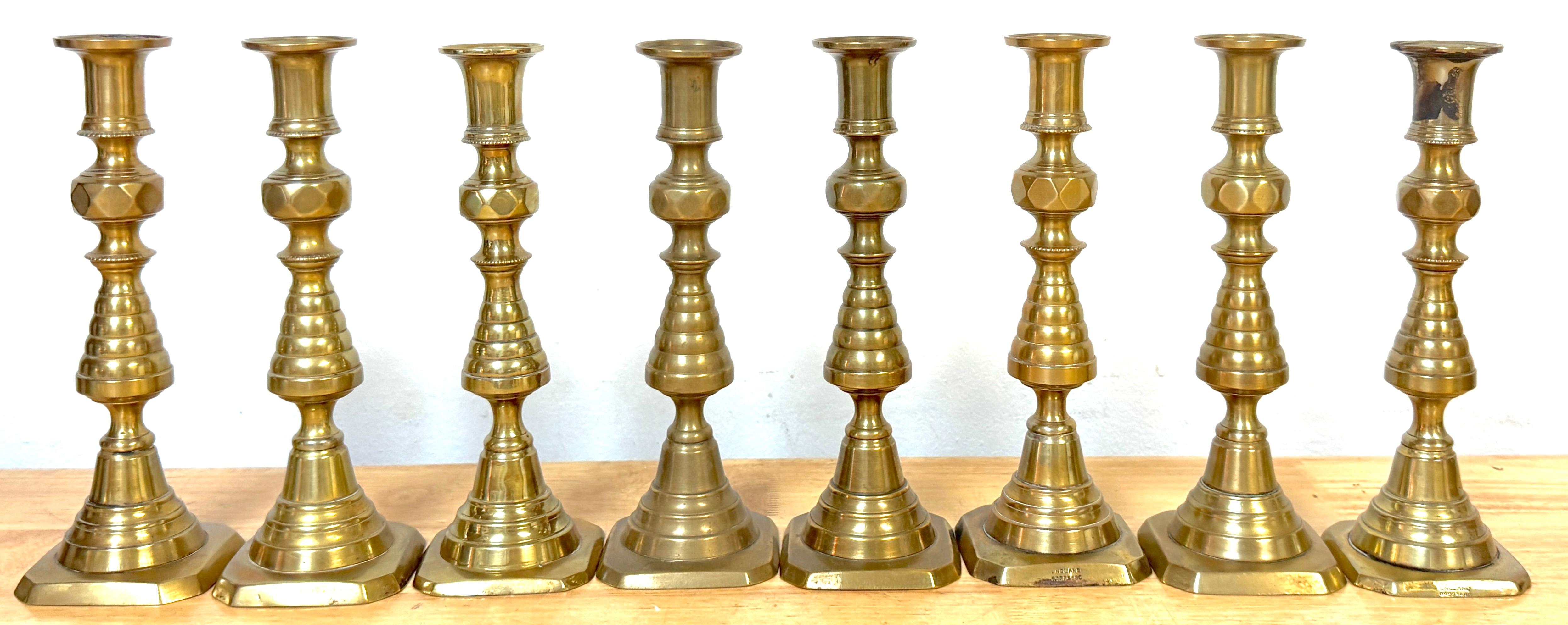 Raro set di quattro coppie di candelieri a forma di alveare in ottone del XIX secolo 

Un raro e sorprendente set completo di quattro coppie di candelabri scultorei inglesi in ottone, risalenti alla fine del XIX secolo. Questi candelabri d'epoca,