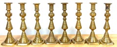 Raro set di quattro coppie di candelabri scultorei in ottone del XIX secolo