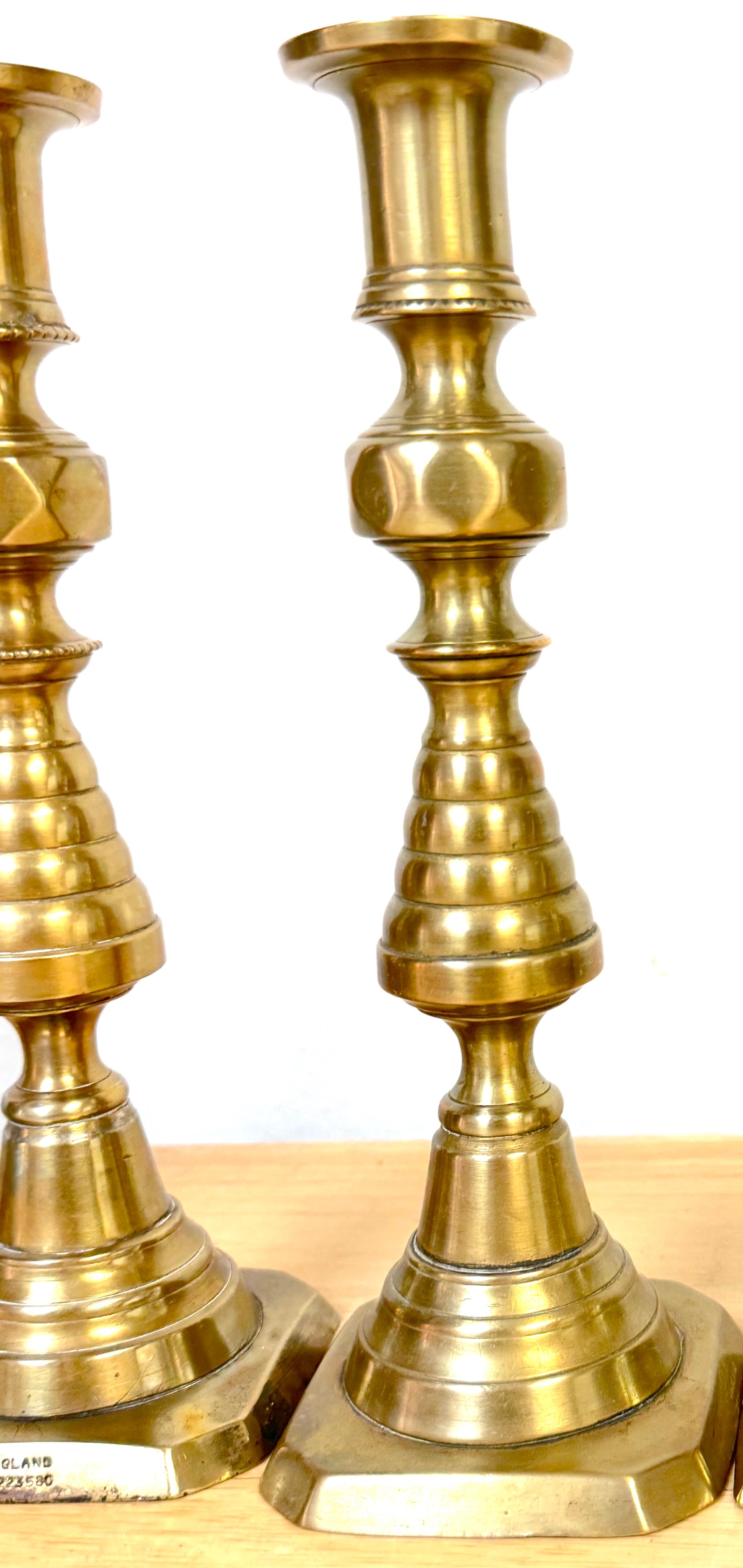Pieno vittoriano Raro set di quattro coppie di candelabri scultorei in ottone del XIX secolo in vendita