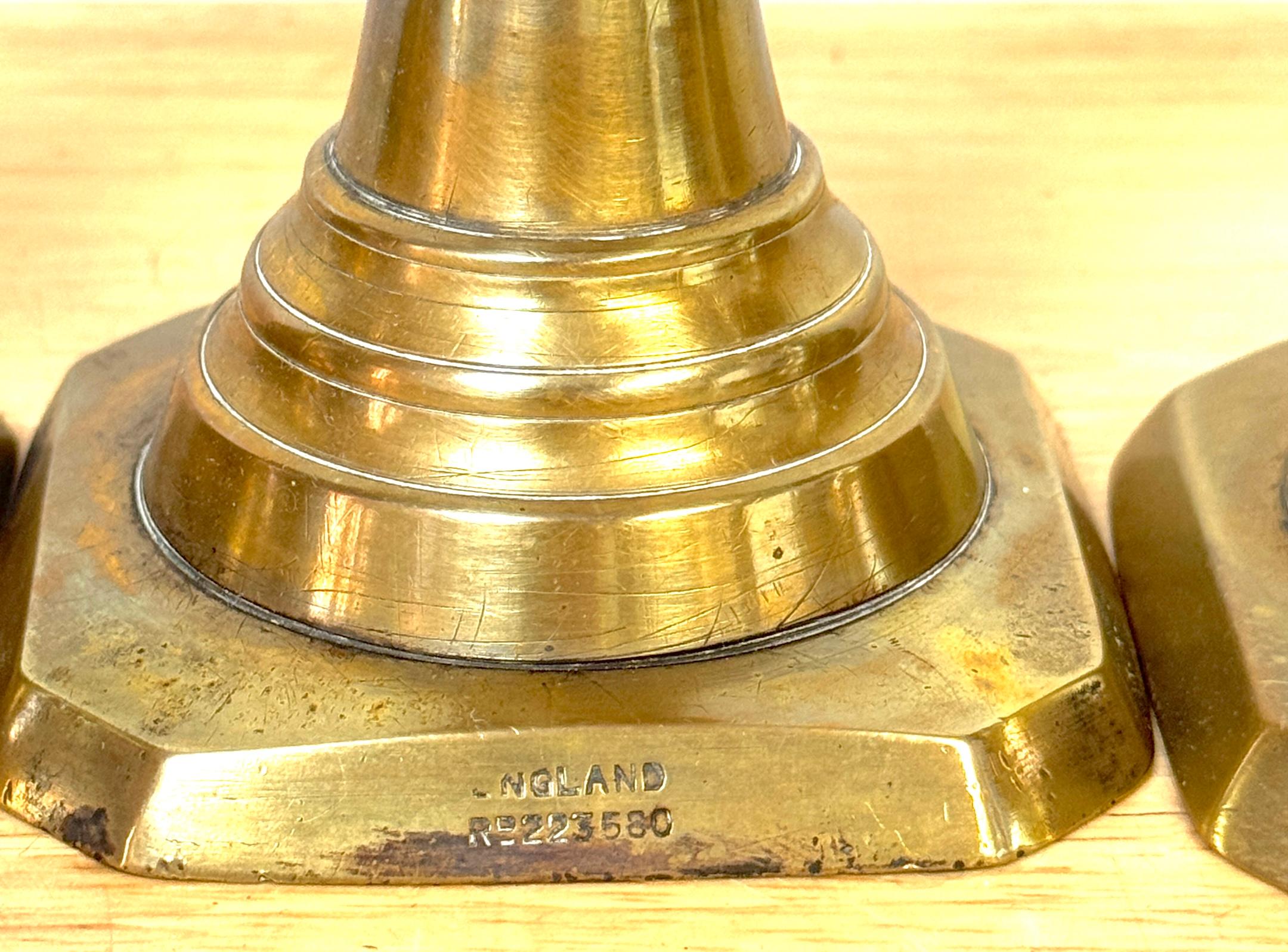 Inglese Raro set di quattro coppie di candelabri scultorei in ottone del XIX secolo in vendita