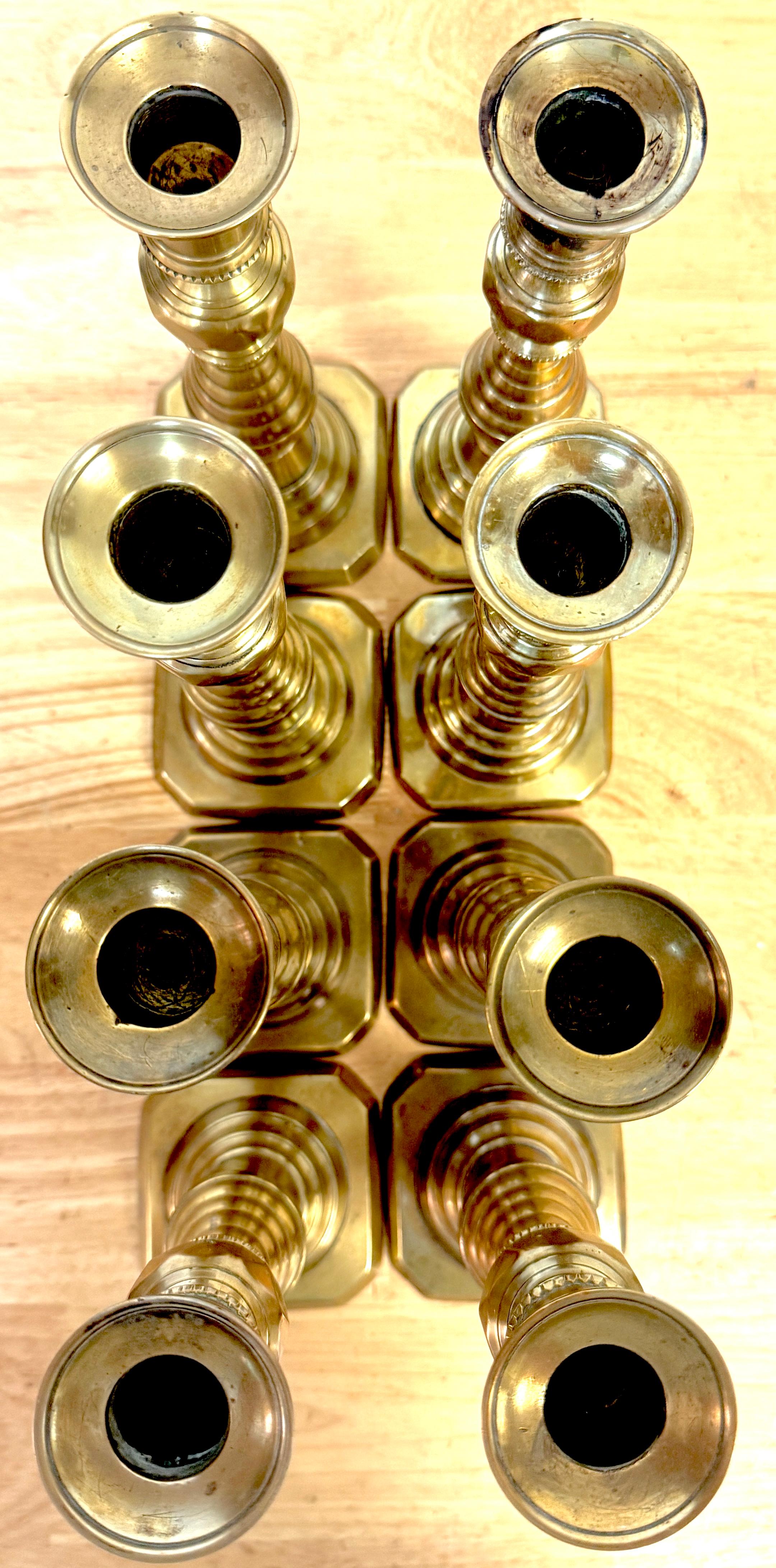 Calco Raro set di quattro coppie di candelabri scultorei in ottone del XIX secolo in vendita