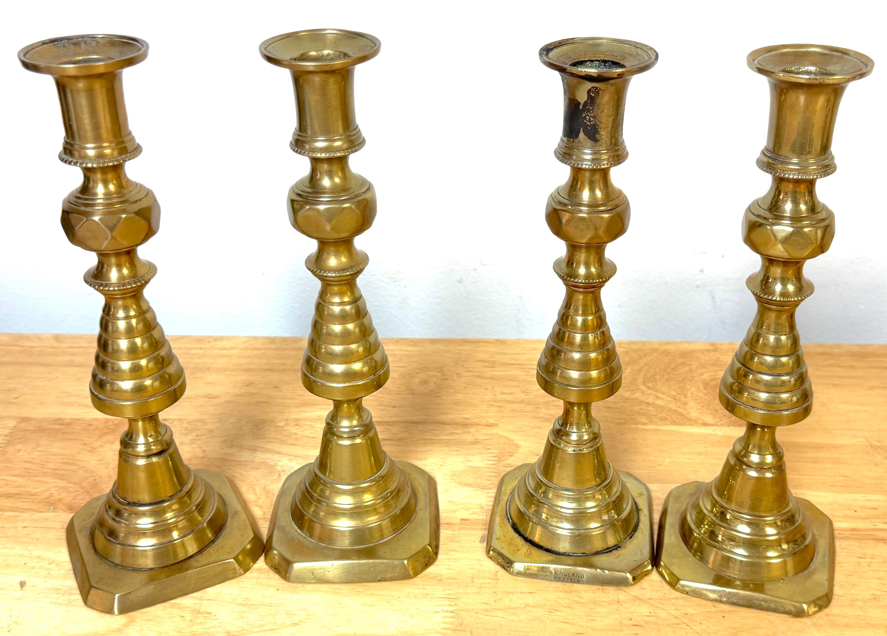 Ottone Raro set di quattro coppie di candelabri scultorei in ottone del XIX secolo in vendita