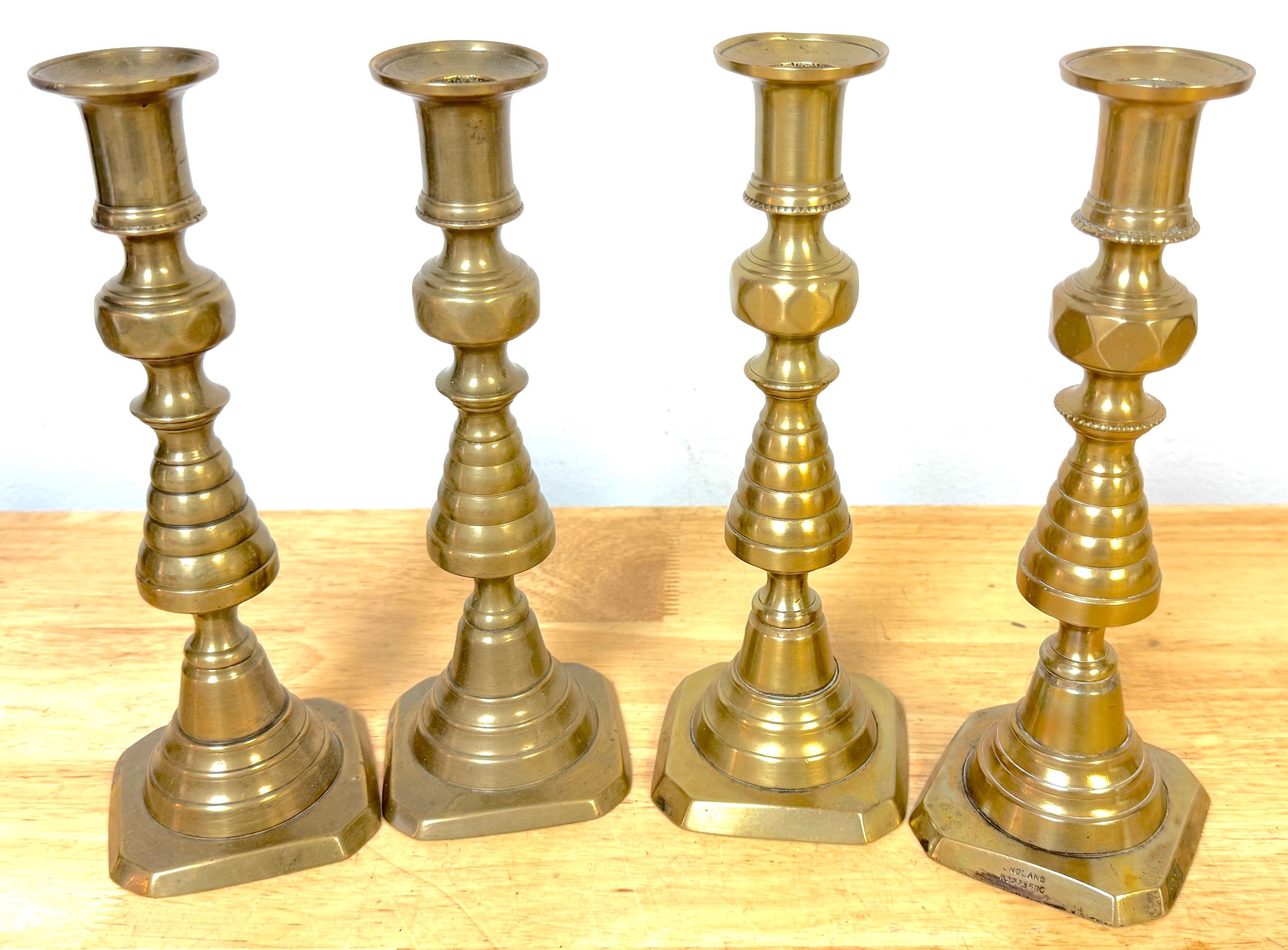 Raro set di quattro coppie di candelabri scultorei in ottone del XIX secolo in vendita 1