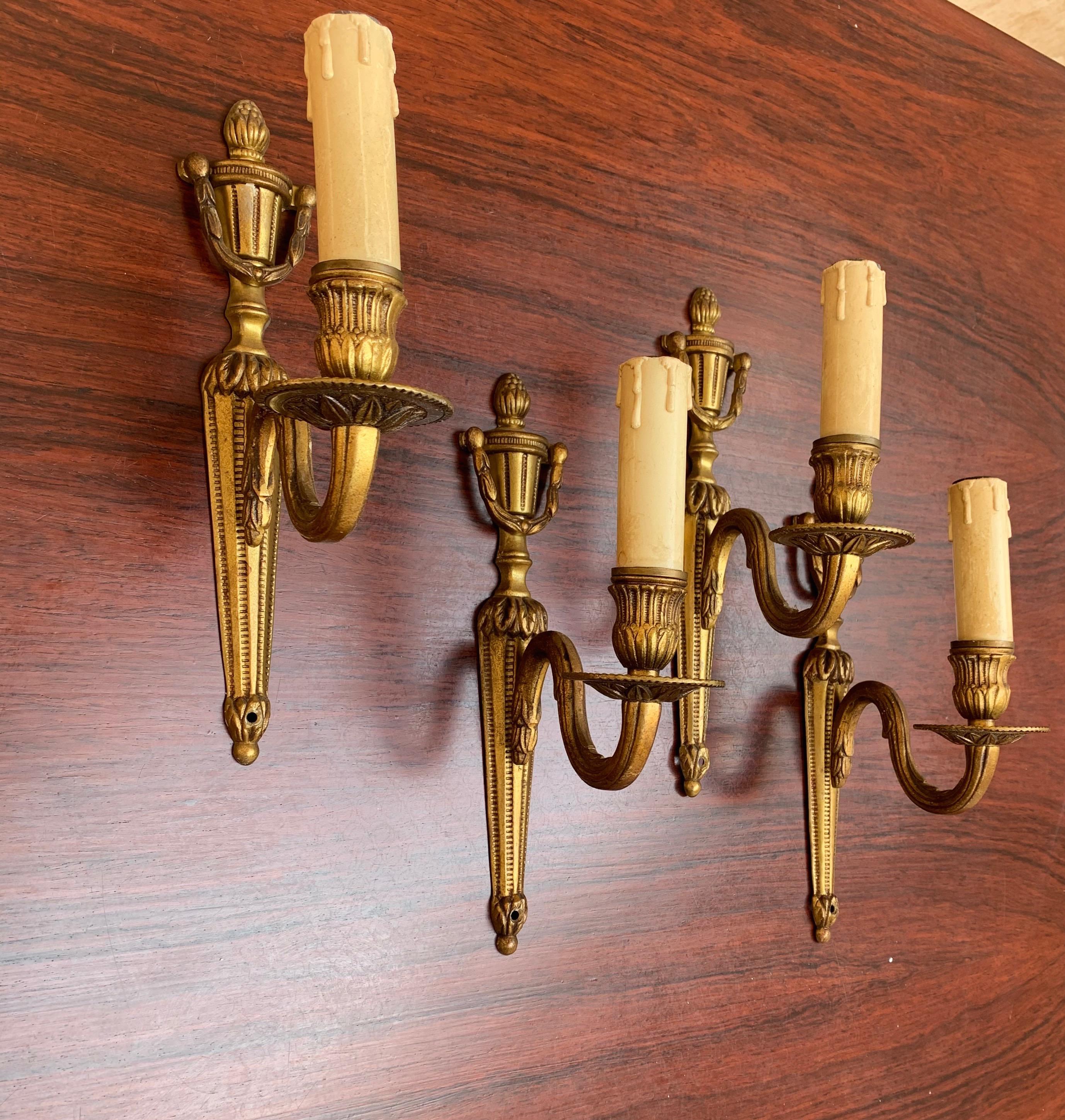 Stunning set of 4 excellent condition and all-handcrafted bronze wall lights.

Finding the right light fixtures for your interior can be a real Challenge, because you may feel uncertain about how they will look in your interior. Because of their