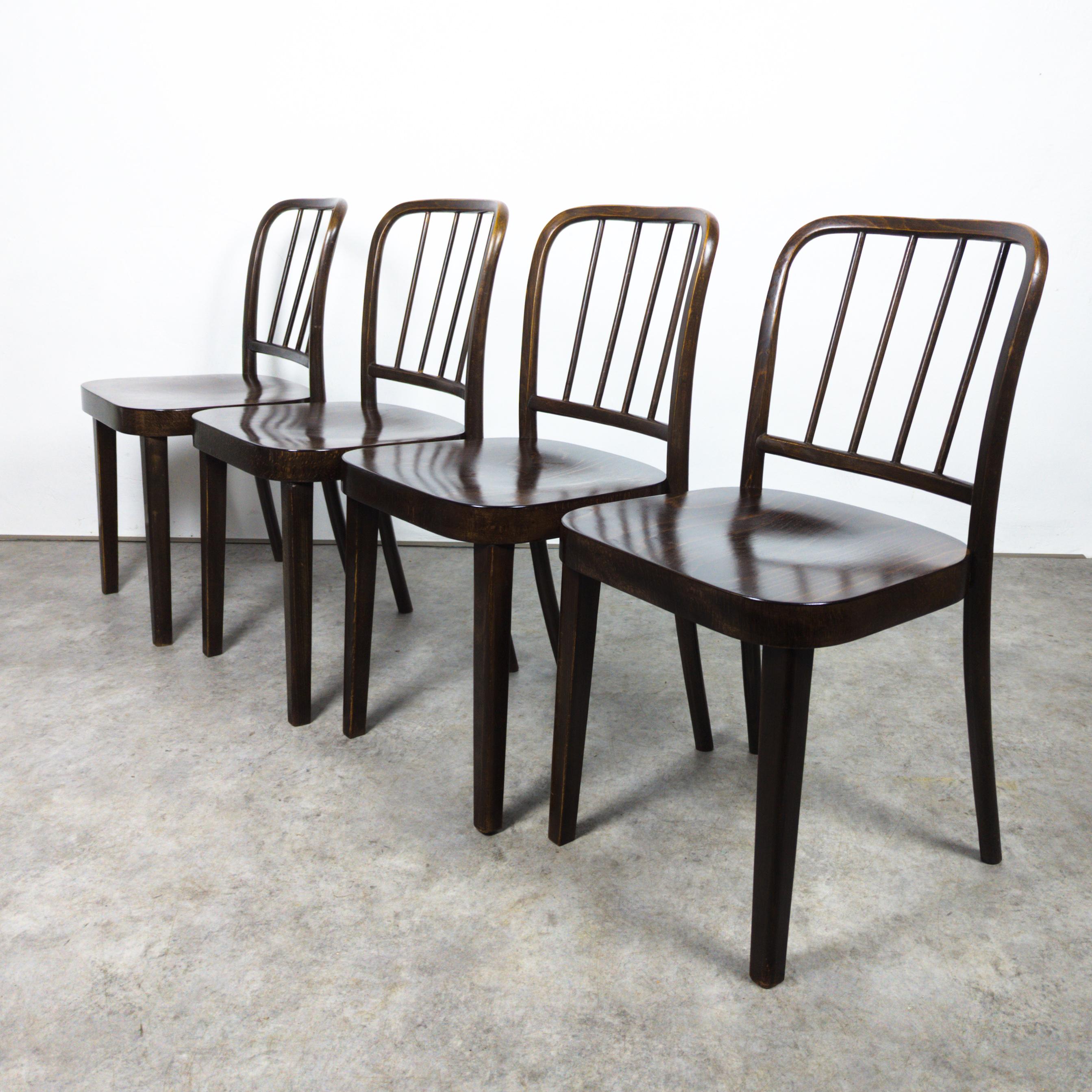 Set di quattro rarissime sedie Josef Hoffmann del 1932 versione A 811/4 realizzate in legno di faggio laccato. Le sedie mantengono il loro fascino originale con una deliziosa patina e tutte e quattro le sedute sono state sapientemente rifinite.