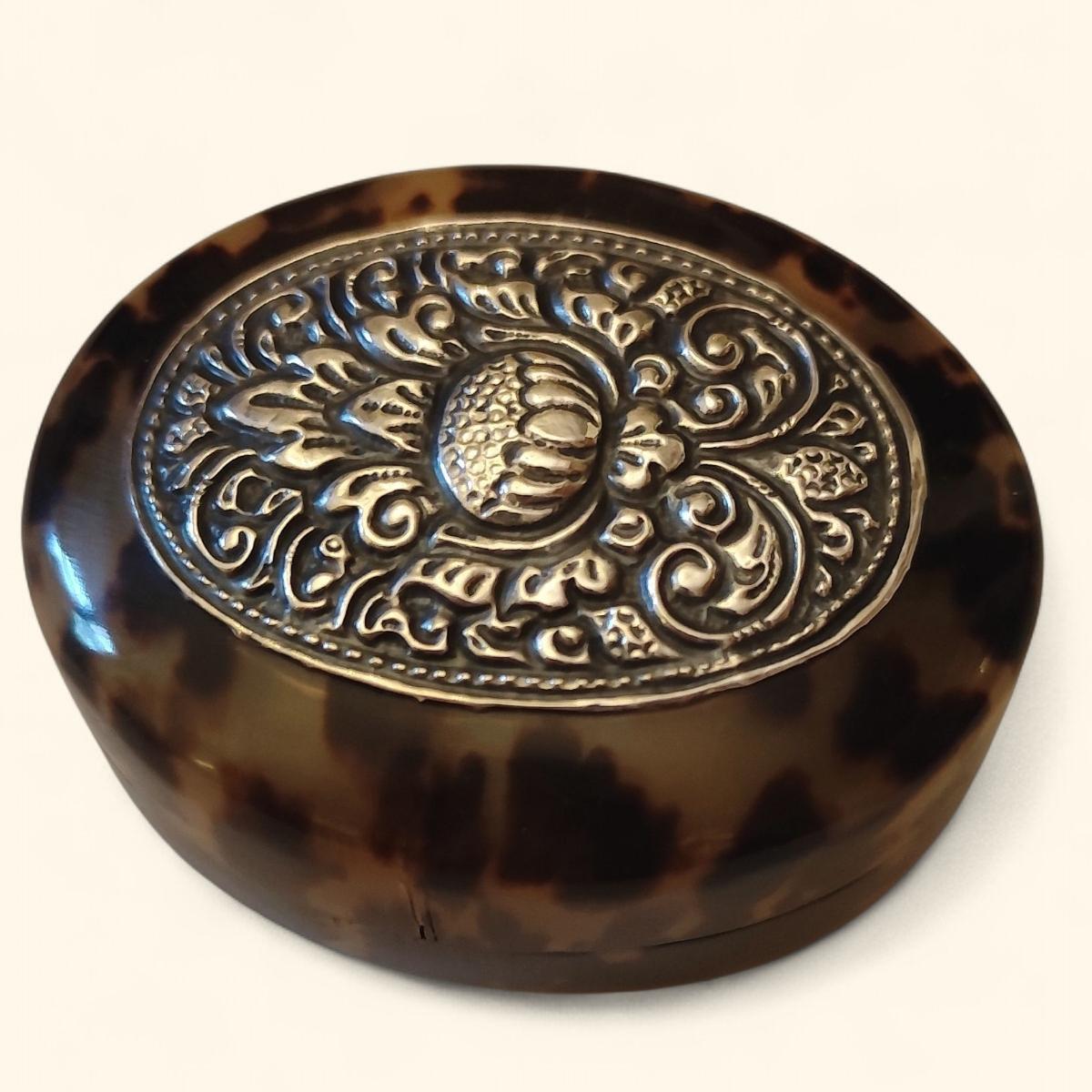 Rare set of four nestable boxes in extremely fine tortoiseshell, each decorated with a silver medallion in the Yogyakarta style.

Excellent condition except for a crack on the largest box (see photo).  

Dimensions of the largest: 7 cm long by 6 cm