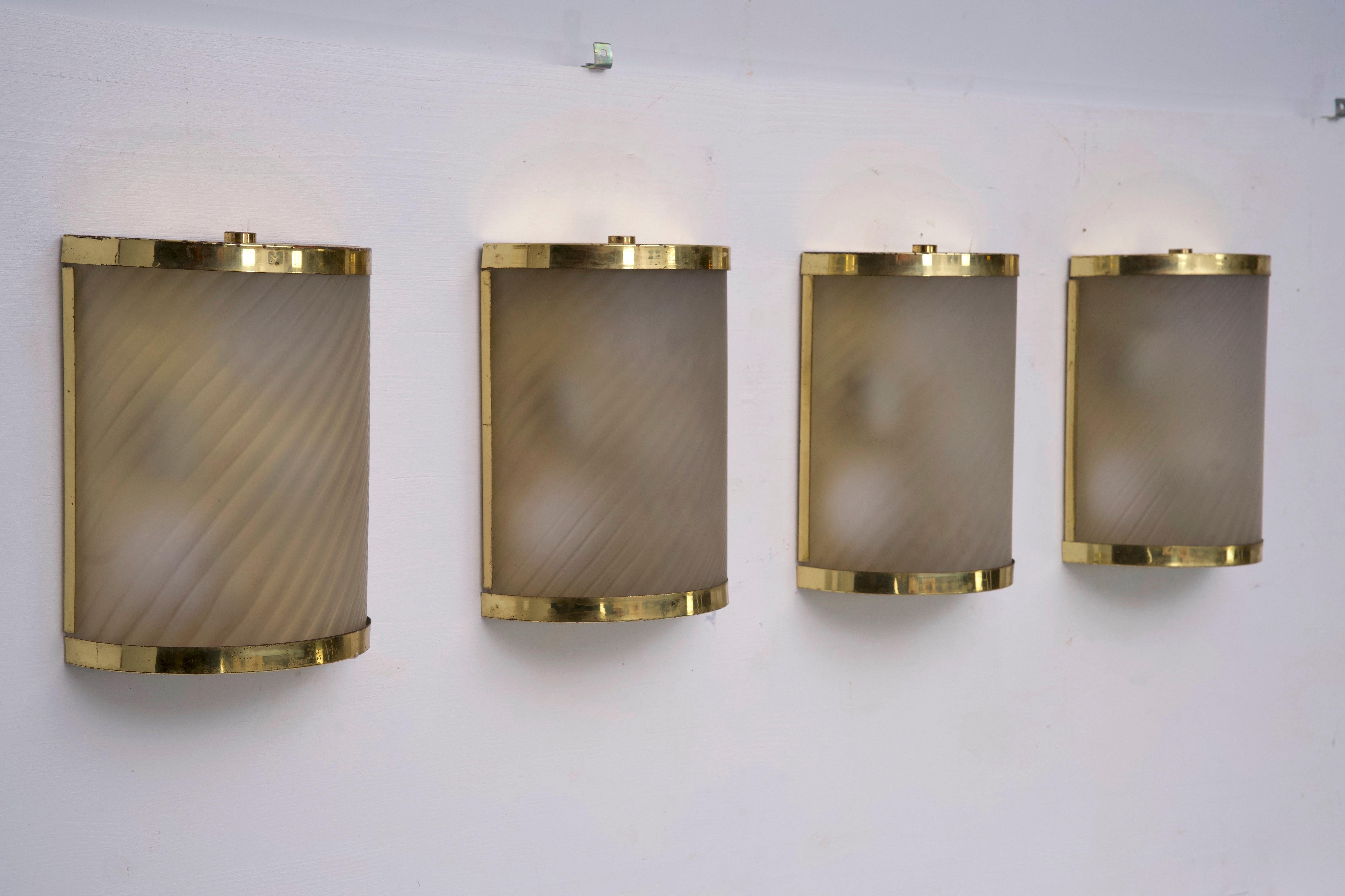 Rare Set of Four Valentino Brass and Etched Glass Wall Sconces, Italy 1980s In Good Condition For Sale In Catania, CT