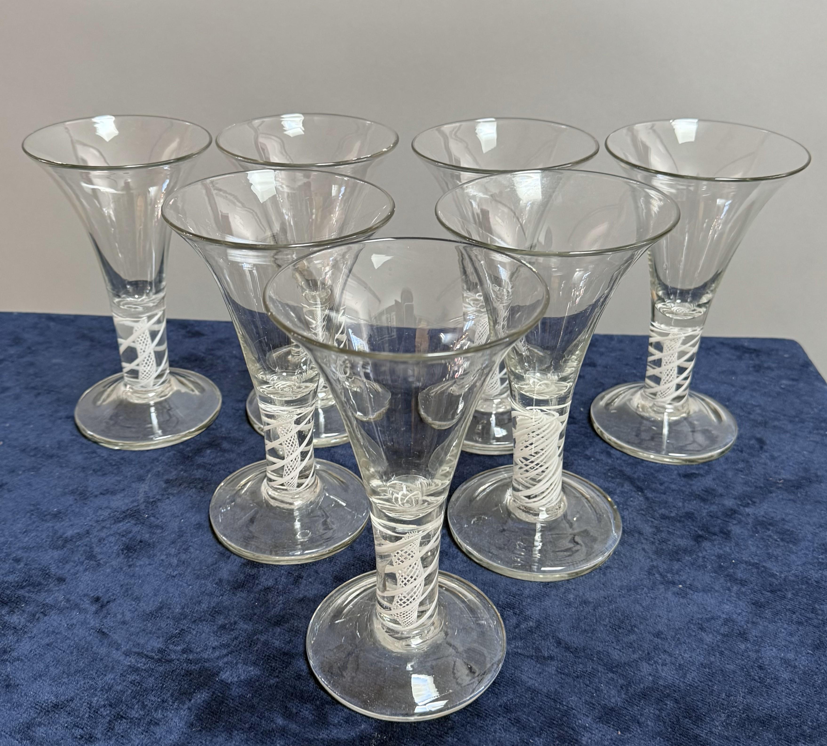 Rare ensemble de verres à vin en cristal anglais George III. Ensemble de sept verres avec des tiges 