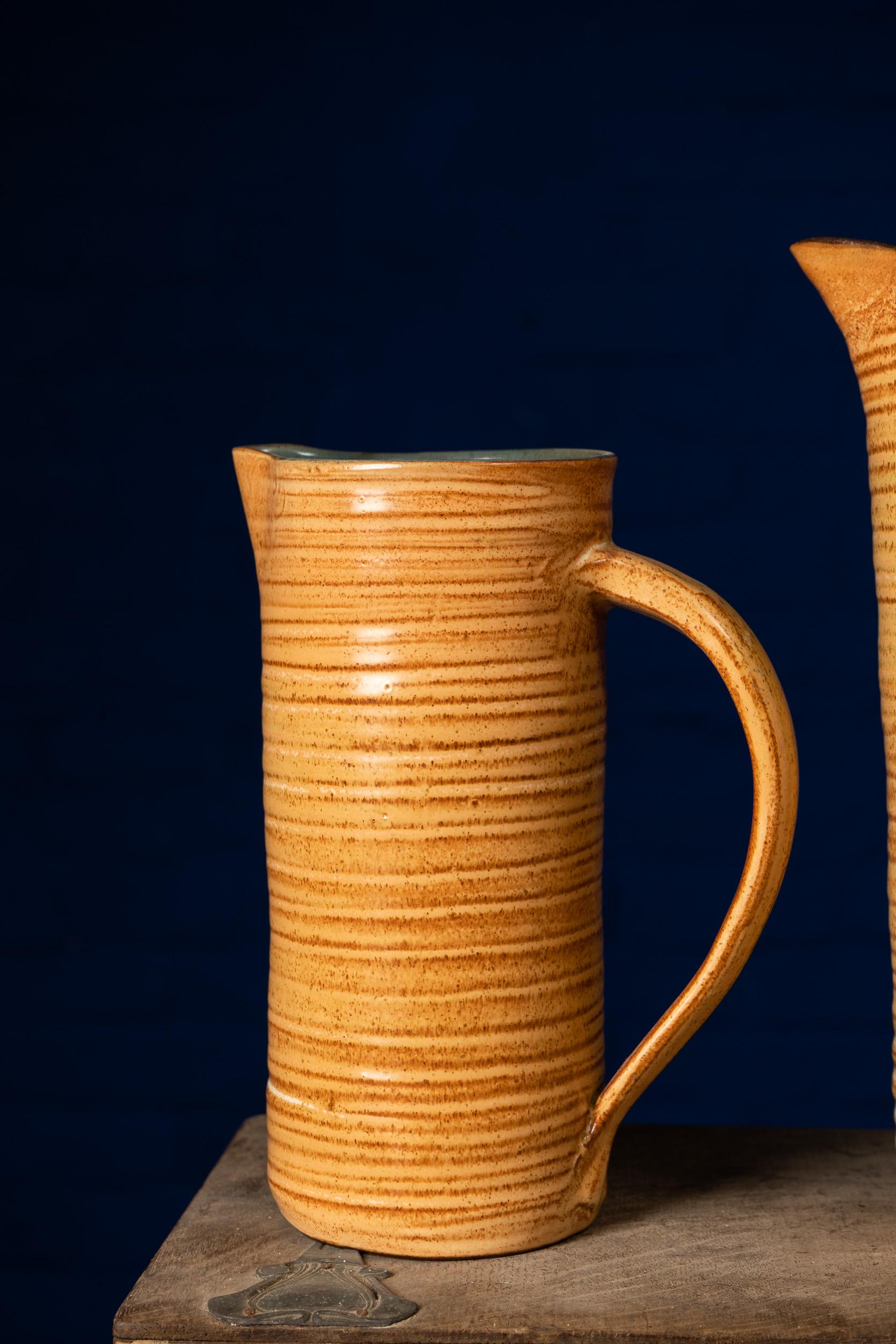 Hübsches Vintage-Keramikset des verstorbenen Marcus Goldberger (siehe handgeschnitzter Marc 'Folkestone'). Dieses handgefertigte Set mit gesprenkelten braunen Spiralbändern hat alles, was Vintage-Liebhaber erfreut.

Maße: Teetassen hoch (6) 8,5