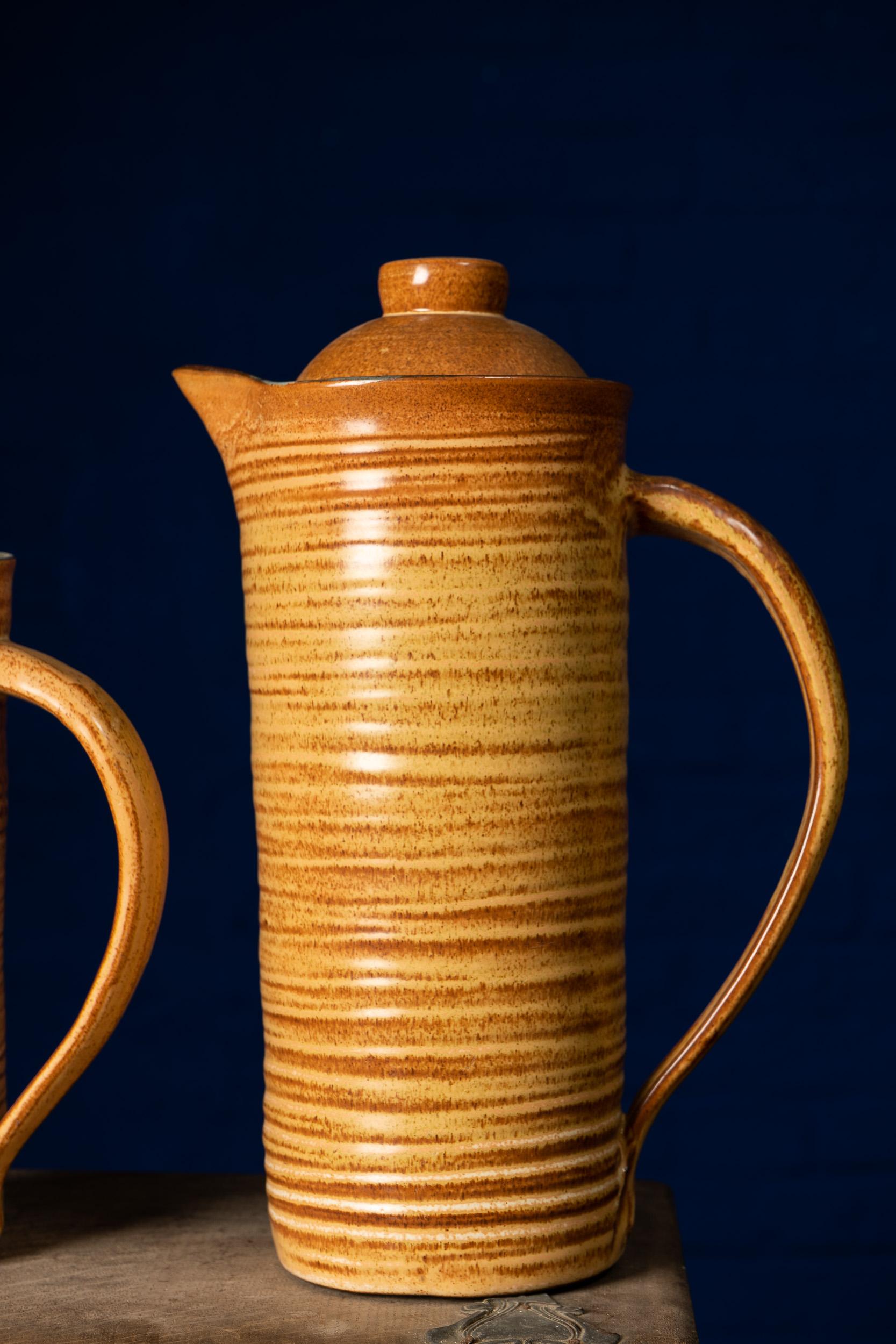 Européen Rare ensemble de tasses en céramique faites à la main avec des spirales Brown en vente