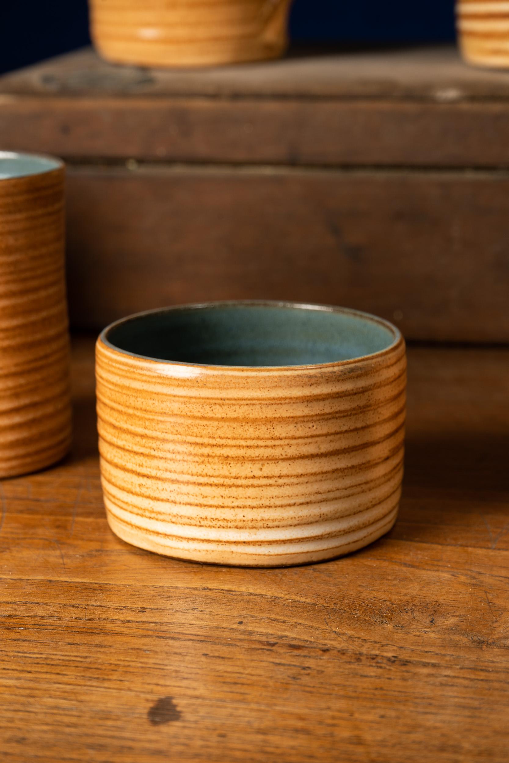 Rare ensemble de tasses en céramique faites à la main avec des spirales Brown Bon état - En vente à Leuven , BE