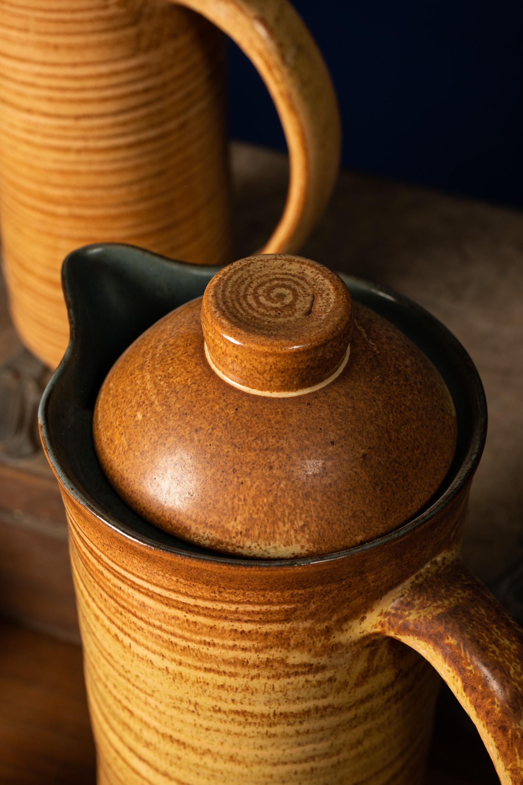20ième siècle Rare ensemble de tasses en céramique faites à la main avec des spirales Brown en vente