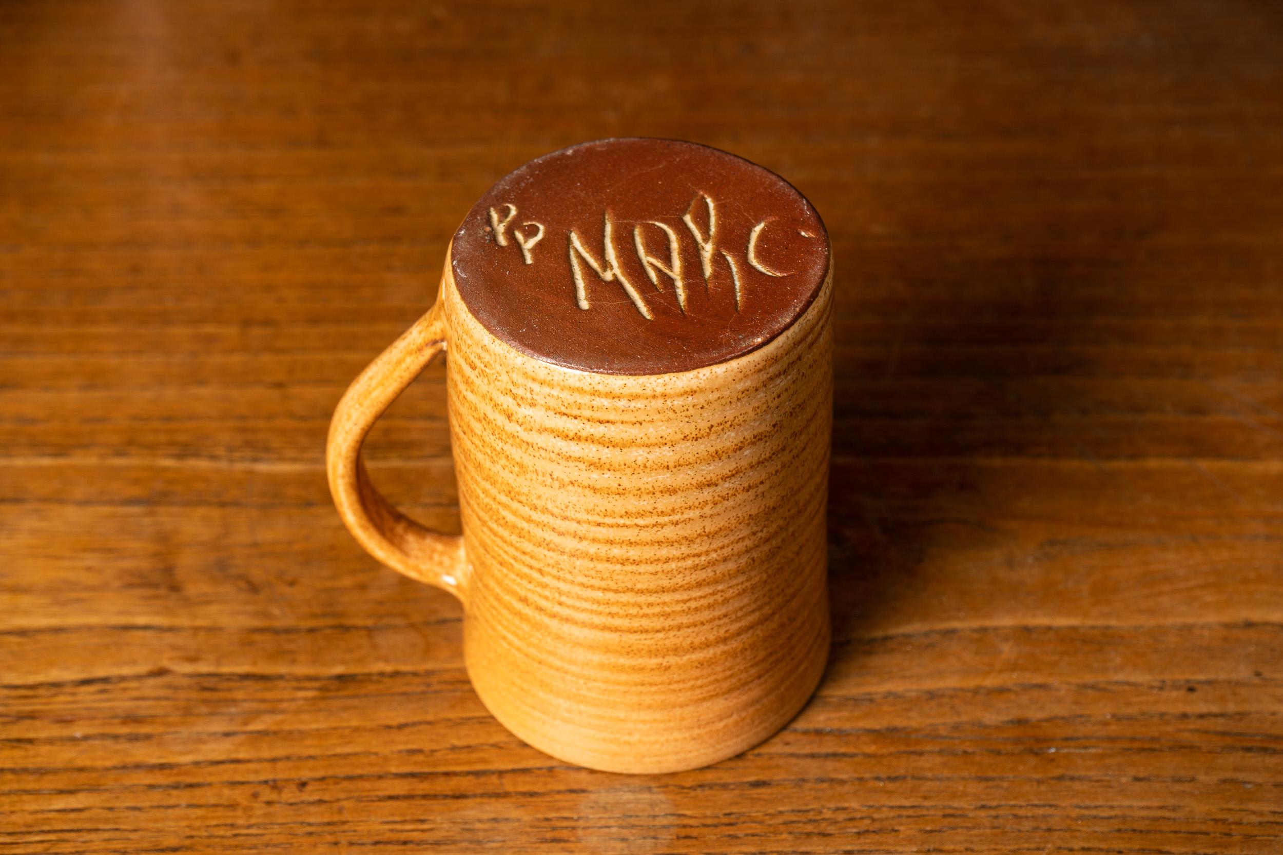 Rare ensemble de tasses en céramique faites à la main avec des spirales Brown en vente 1