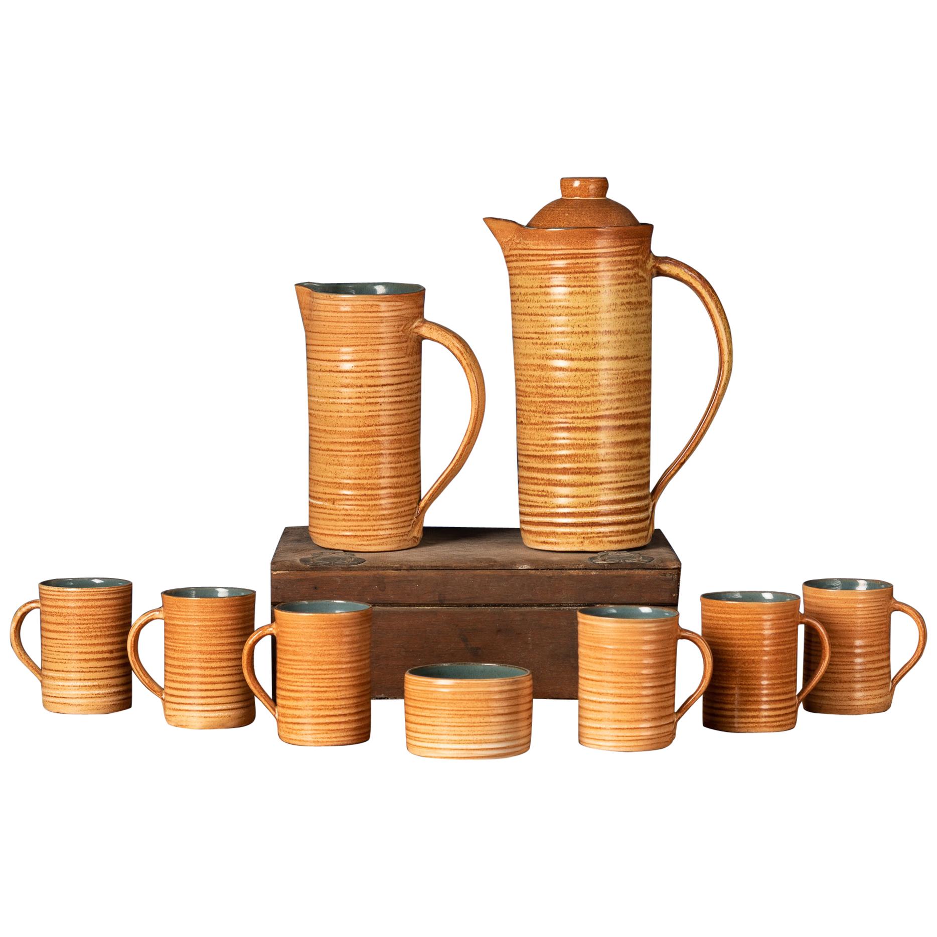 Seltener Satz handgefertigter Keramiktassen mit braunen Spiralen