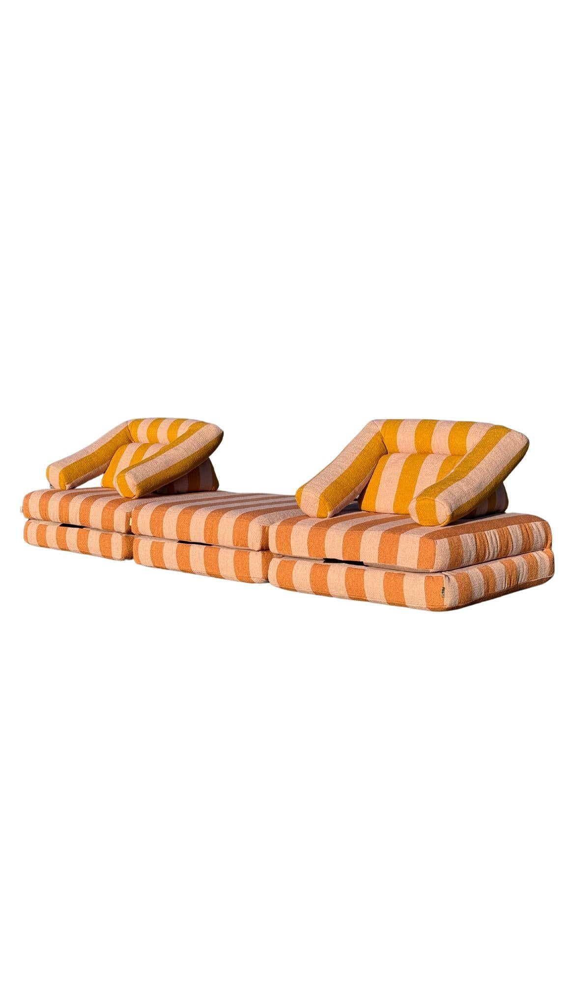 Grupo de sofás de elementos extremadamente raros y lúdicos de Ligne Roset.

Diseño italiano de De Pas, D'urbino & Lomazzi.

El juego contiene 3 elementos cuadrados plegables y 2 elementos de respaldo.

Todos pueden colocarse de varias