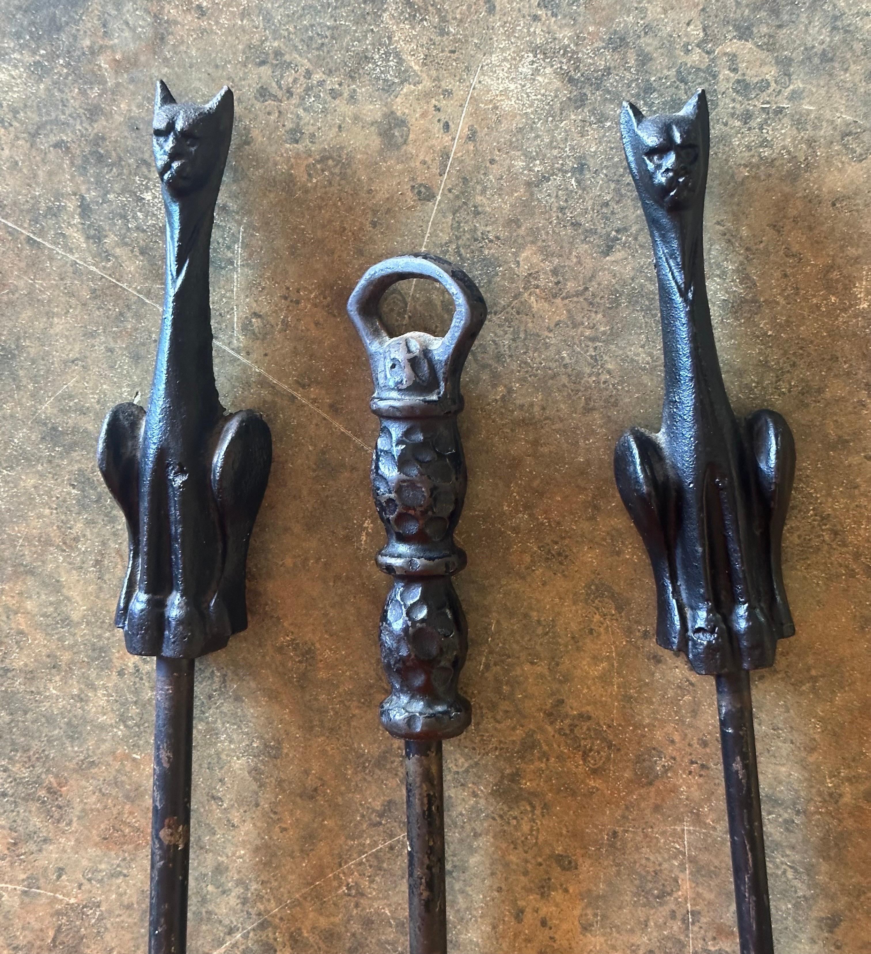 Rare ensemble d'outils de cheminée MCM avec poignées en forme de chat et Stand en vente 2