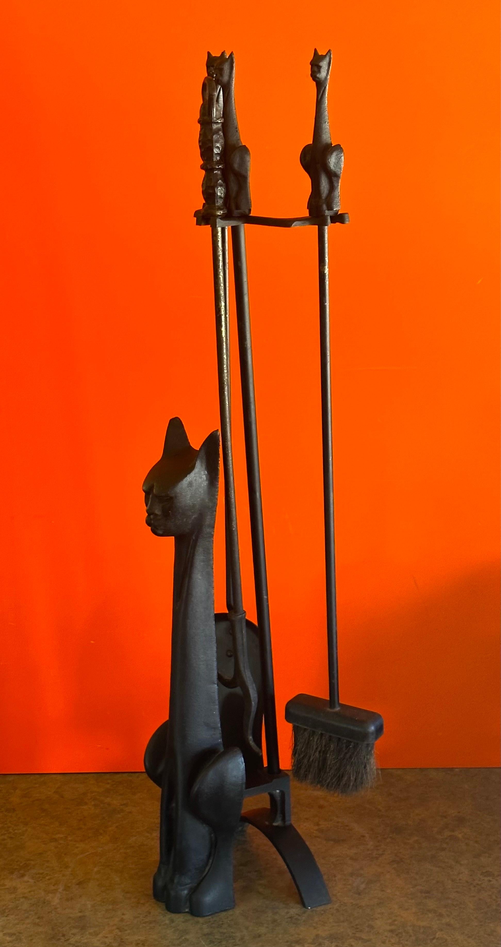Rare ensemble d'outils de cheminée MCM avec poignées en forme de chat et Stand en vente 8