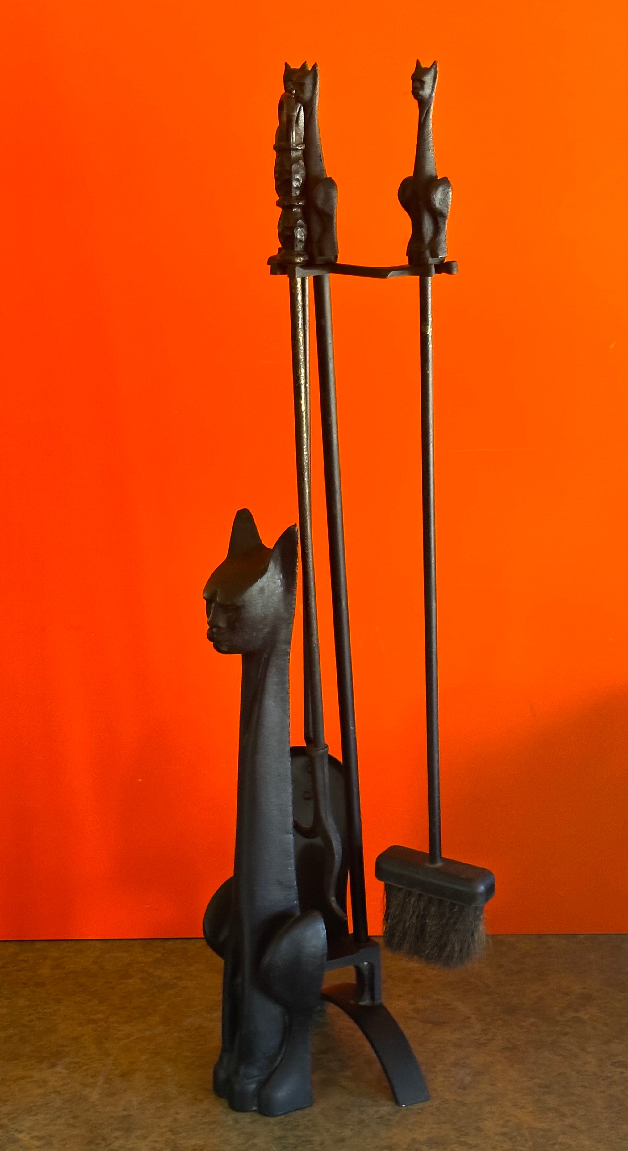 Moulage Rare ensemble d'outils de cheminée MCM avec poignées en forme de chat et Stand en vente