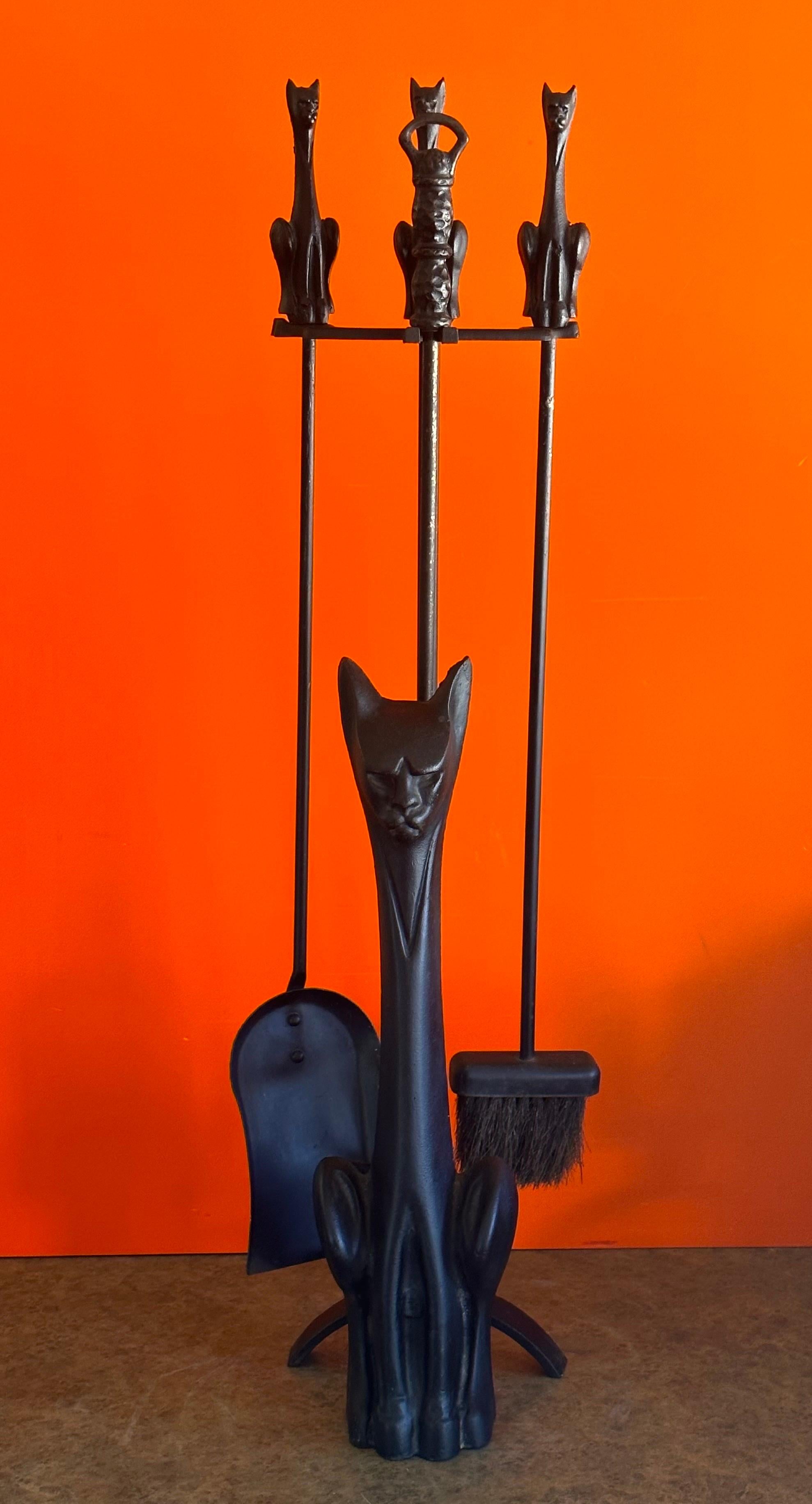 Rare ensemble d'outils de cheminée MCM avec poignées en forme de chat et Stand Bon état - En vente à San Diego, CA