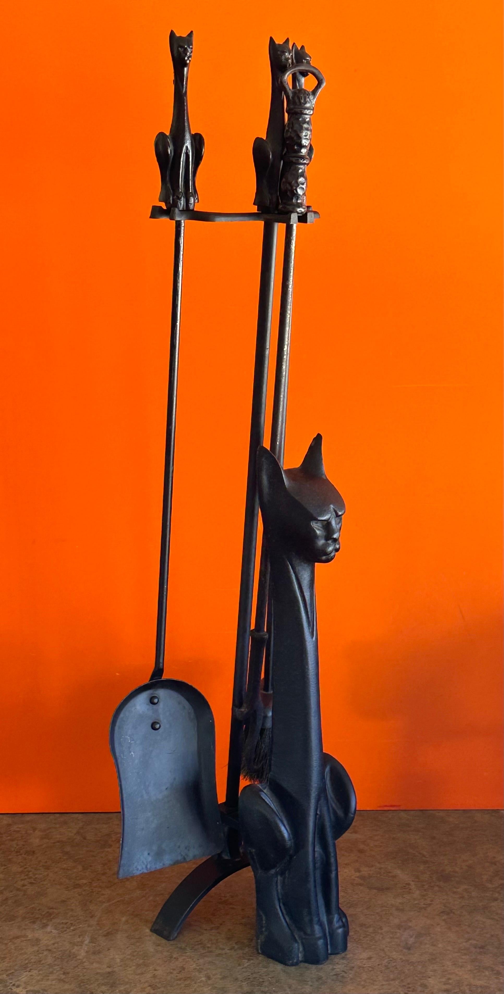 20ième siècle Rare ensemble d'outils de cheminée MCM avec poignées en forme de chat et Stand en vente