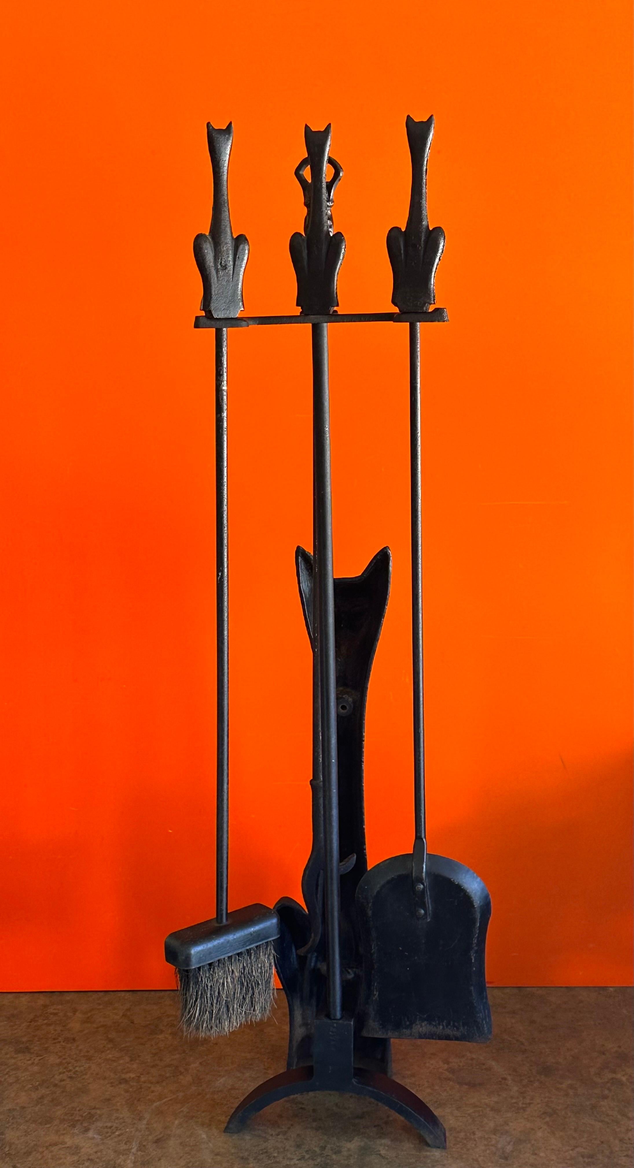 Fer Rare ensemble d'outils de cheminée MCM avec poignées en forme de chat et Stand en vente