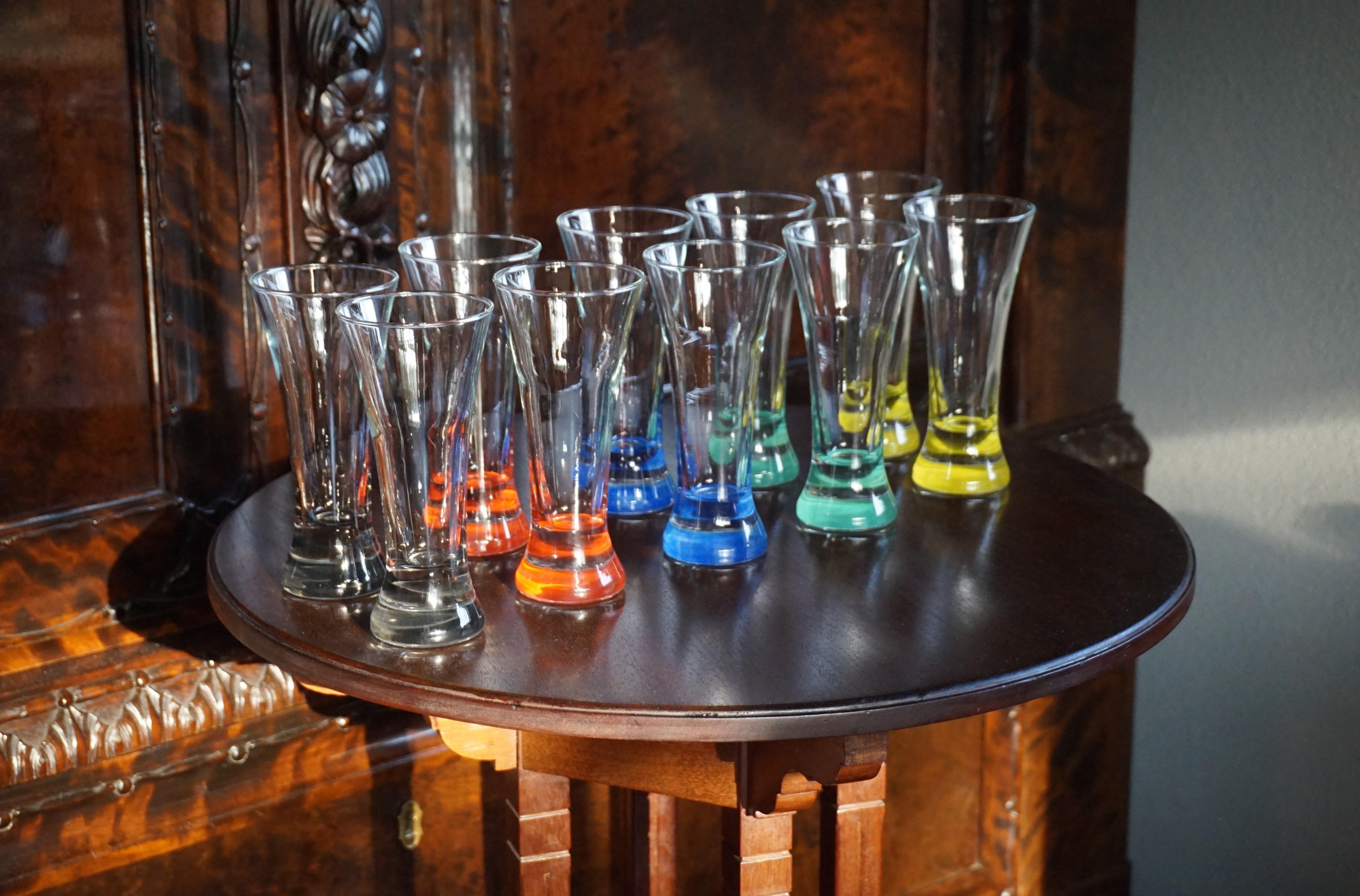 Seltenes farbenfrohes und stilvolles Set französischer Getränkegläser aus der Mitte des Jahrhunderts  im Angebot 7
