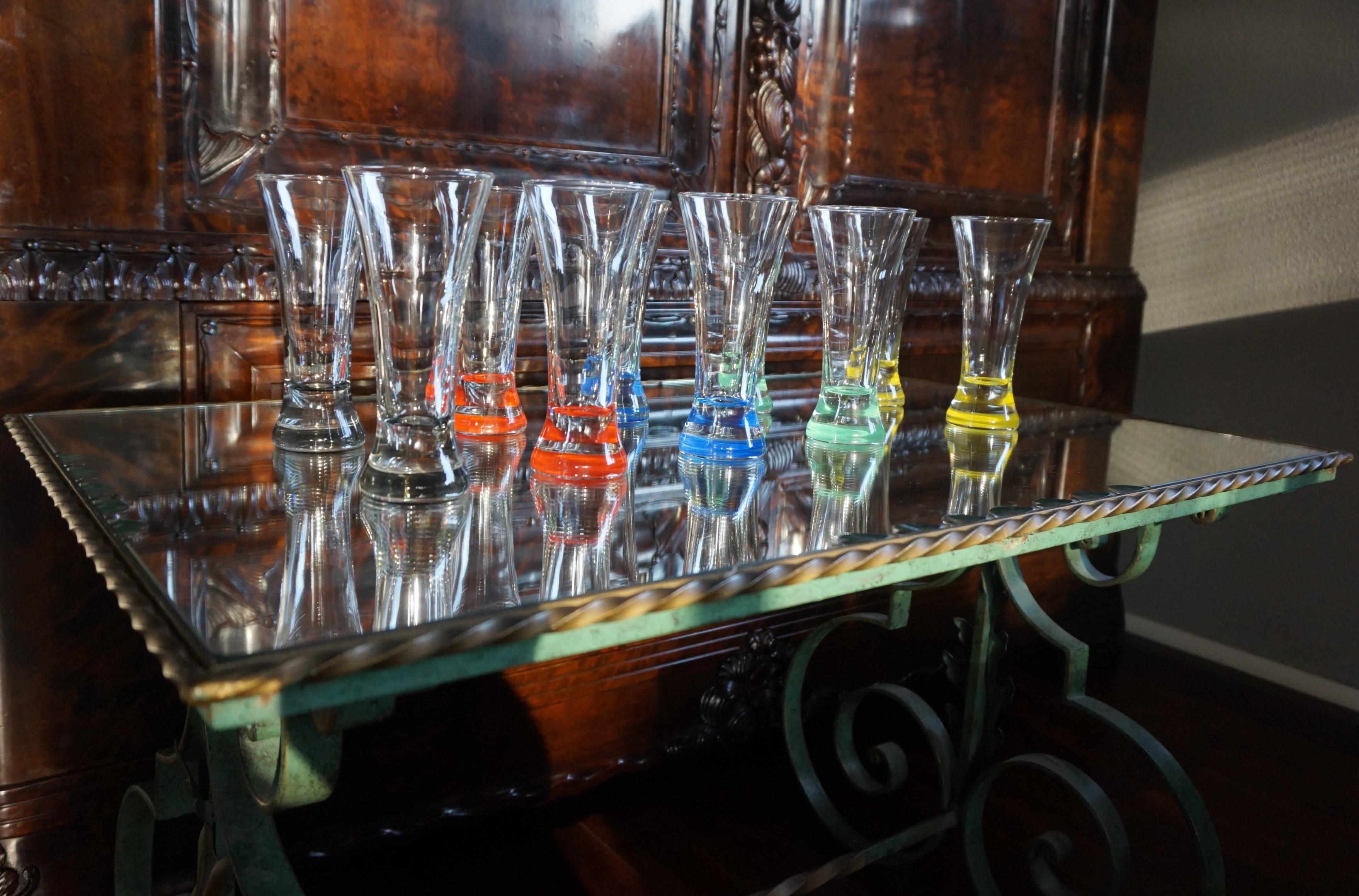 Seltenes farbenfrohes und stilvolles Set französischer Getränkegläser aus der Mitte des Jahrhunderts  im Angebot 8