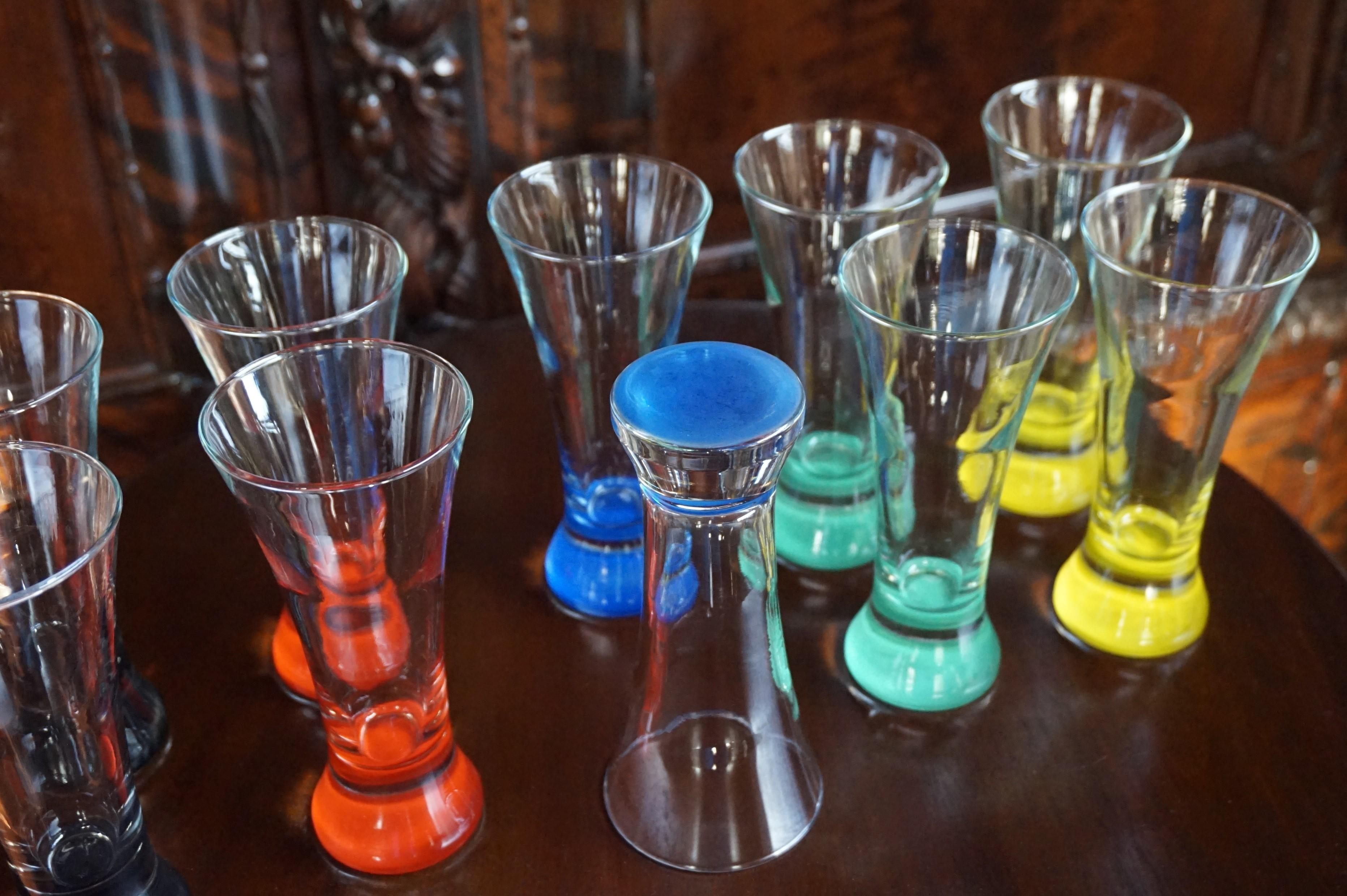 Seltenes farbenfrohes und stilvolles Set französischer Getränkegläser aus der Mitte des Jahrhunderts  im Zustand „Hervorragend“ im Angebot in Lisse, NL