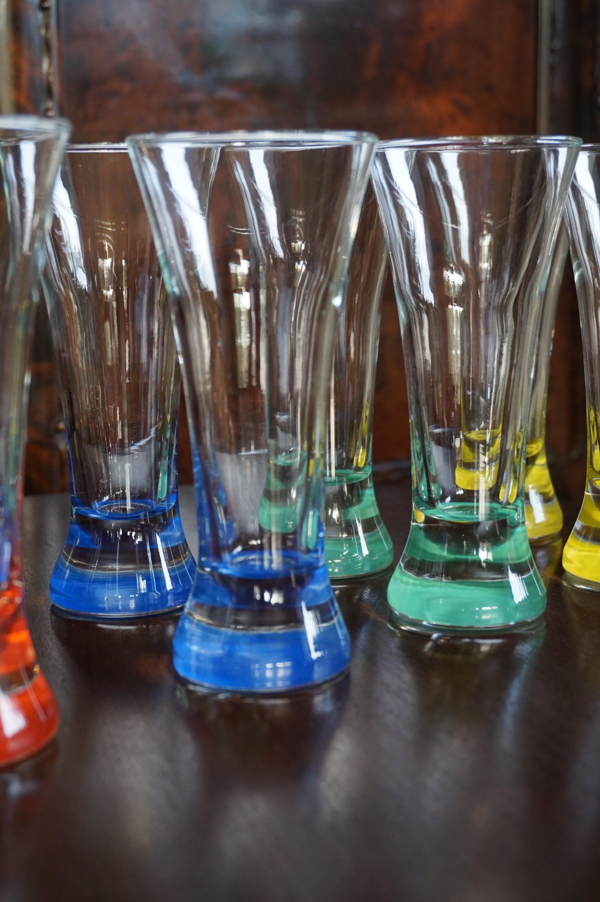 Seltenes farbenfrohes und stilvolles Set französischer Getränkegläser aus der Mitte des Jahrhunderts  (Glas) im Angebot
