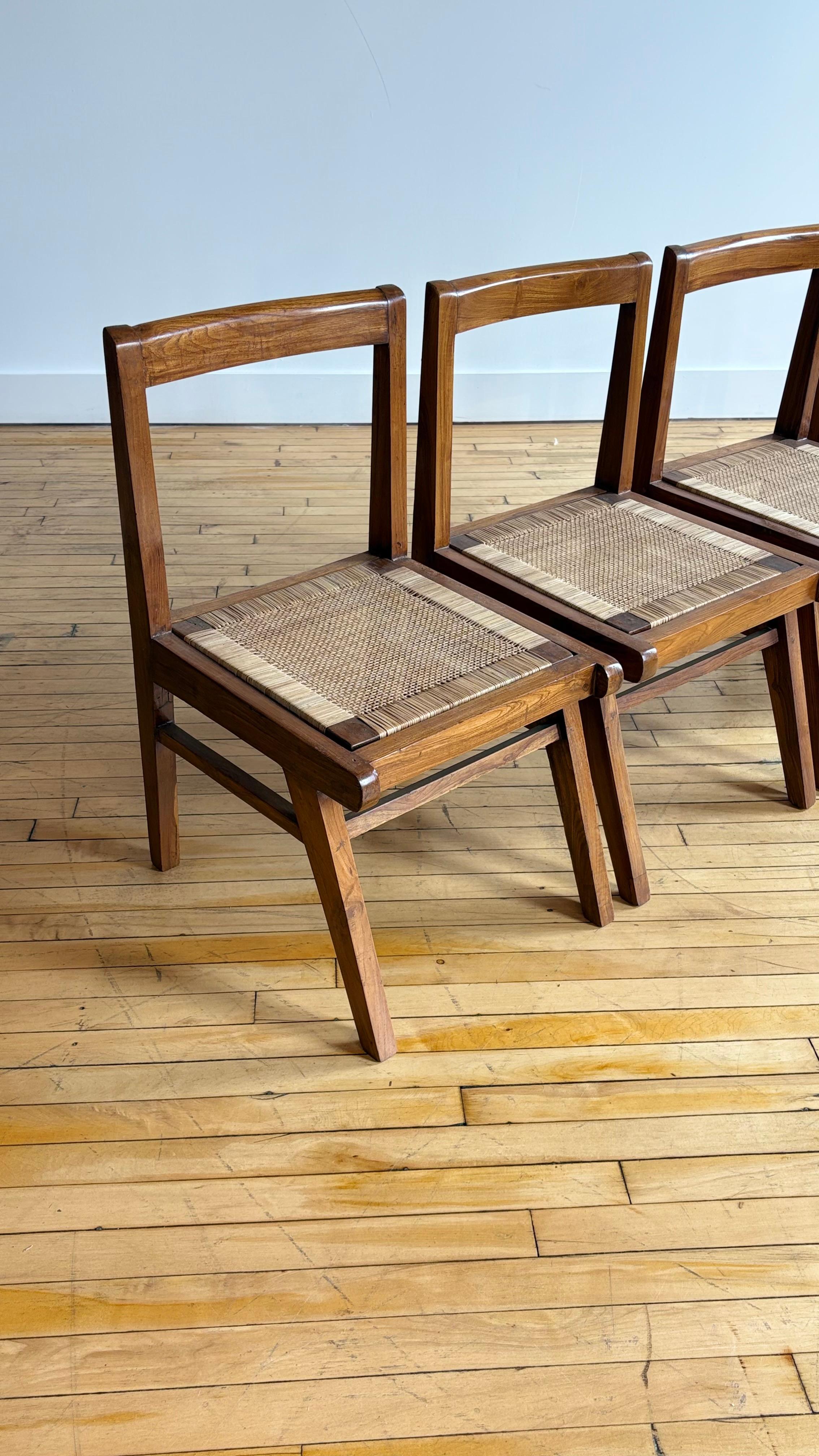 Seltener Satz von Pierre Jeanneret-Stühlen, Modell PJ-SI-15-A (Teakholz) im Angebot