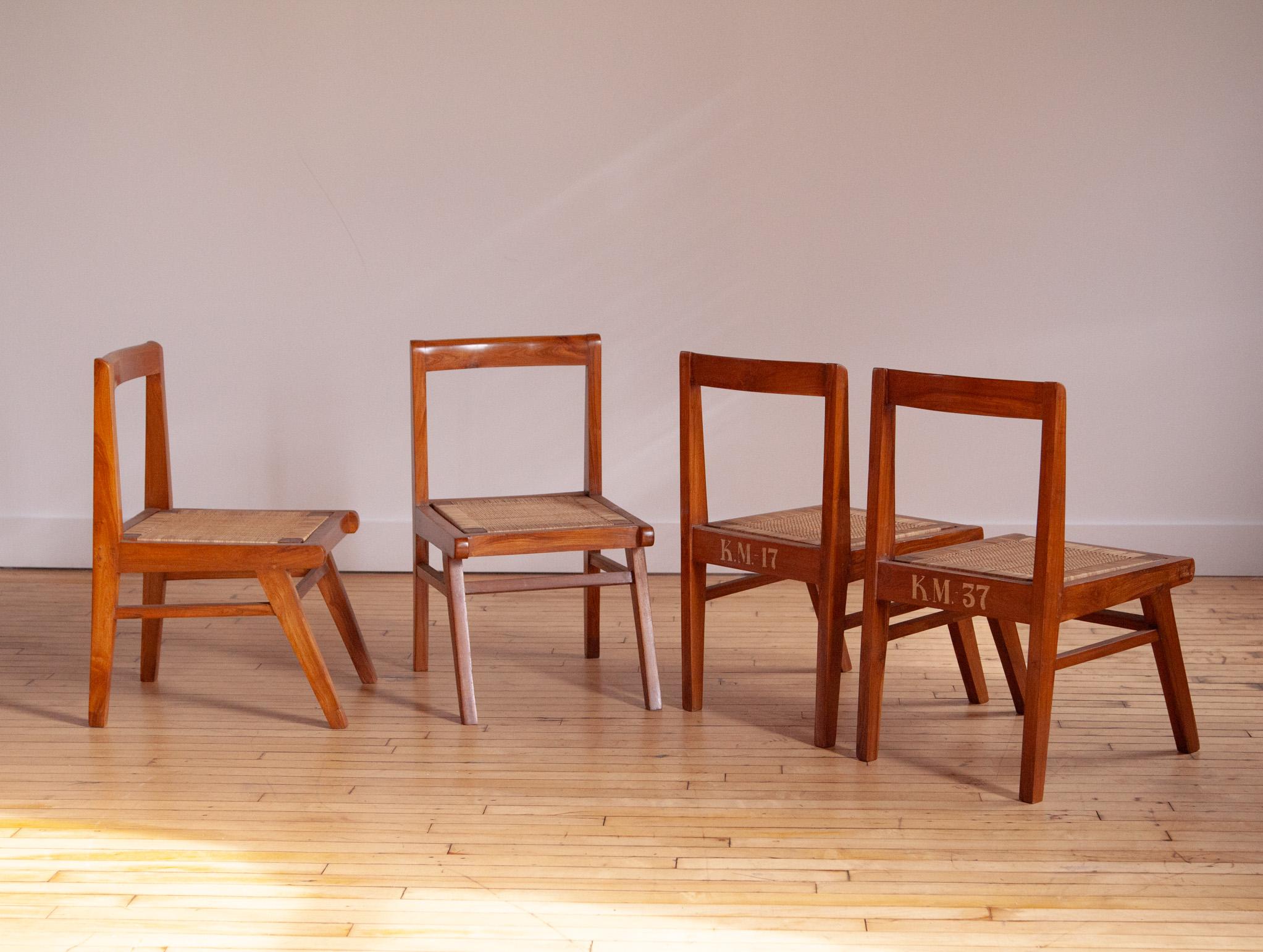 Ensemble de chaises remarquables destinées à un collectionneur exigeant. Ce ne sont pas des chaises typiques de Pierre Jeanneret.

Les chaises sont en très bon état de restauration. La couleur du teck est magnifique. Les chaises présentent également