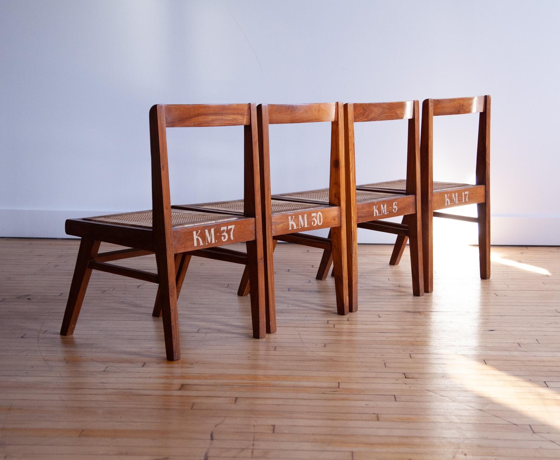 Moderne Rare ensemble de chaises Pierre Jeanneret, modèle PJ-SI-15-A en vente