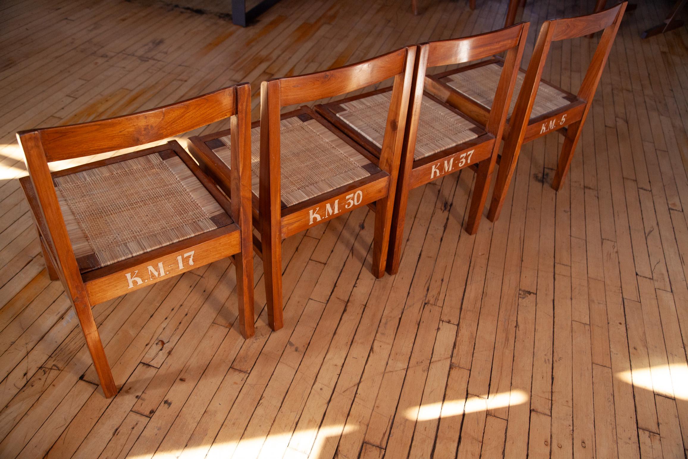 Teck Rare ensemble de chaises Pierre Jeanneret, modèle PJ-SI-15-A en vente