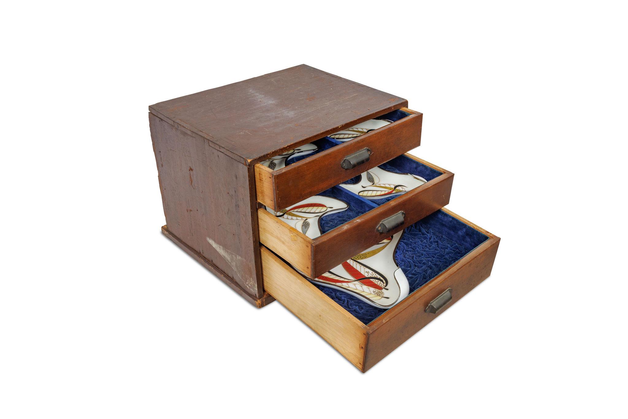 Seltener Satz von sieben japanischen Cloisonné-Emaille-Sashimi-Tellern in Box, Ando Jubei (Showa) im Angebot
